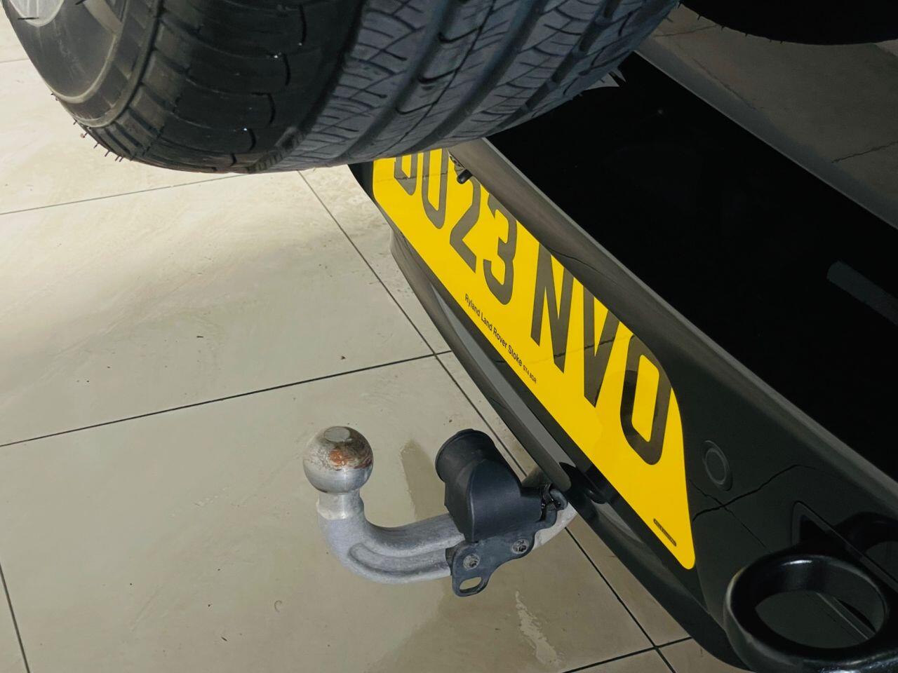 Land Rover Defender 90 view 27