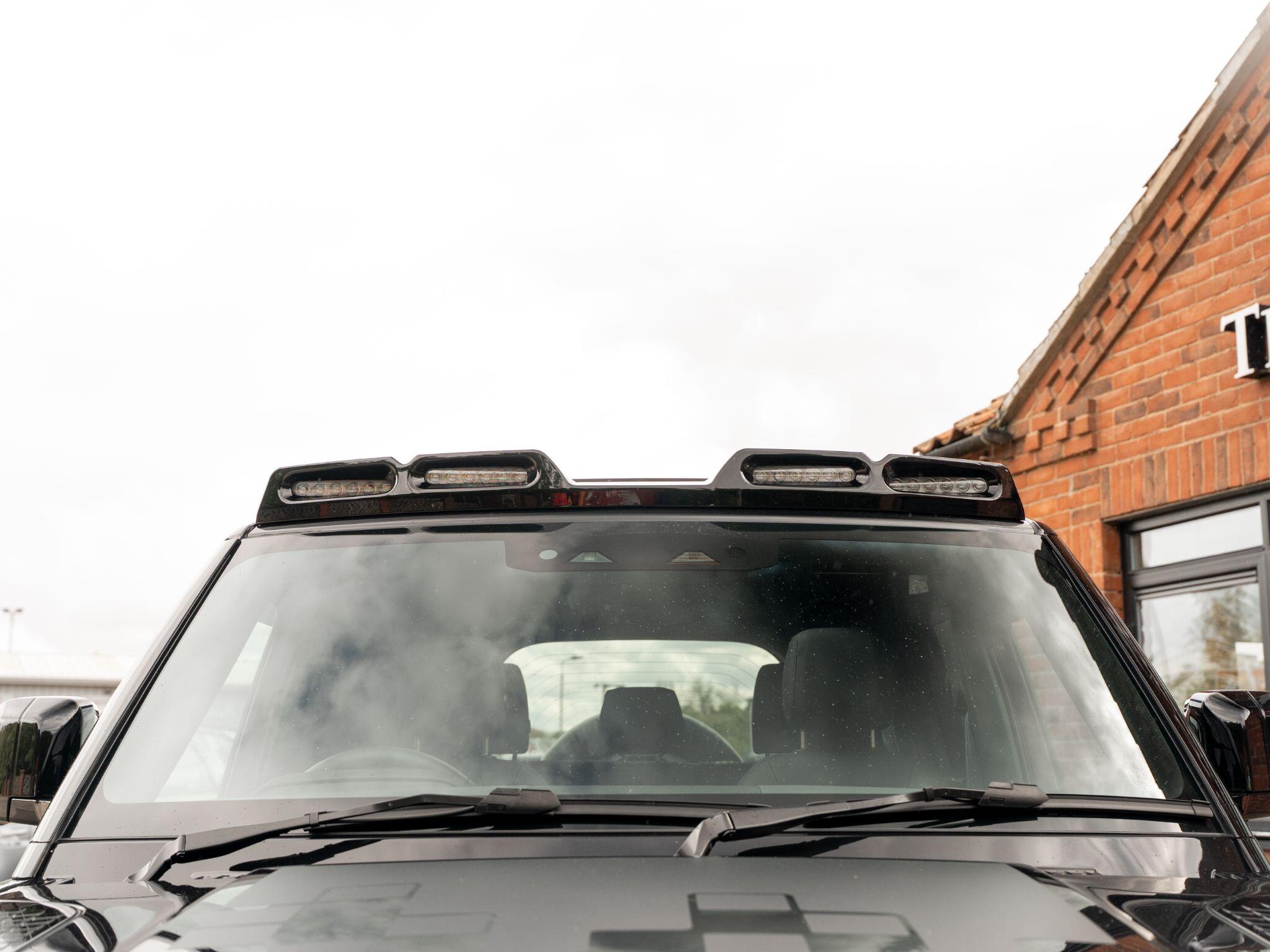 Land Rover Defender 110 view 22