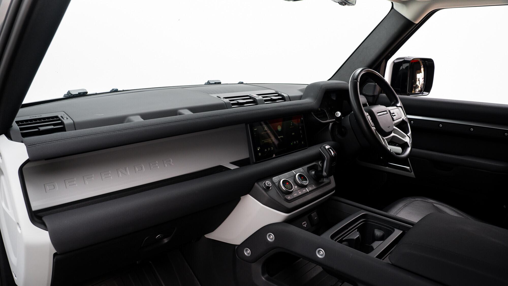 Land Rover Defender 110 view 39
