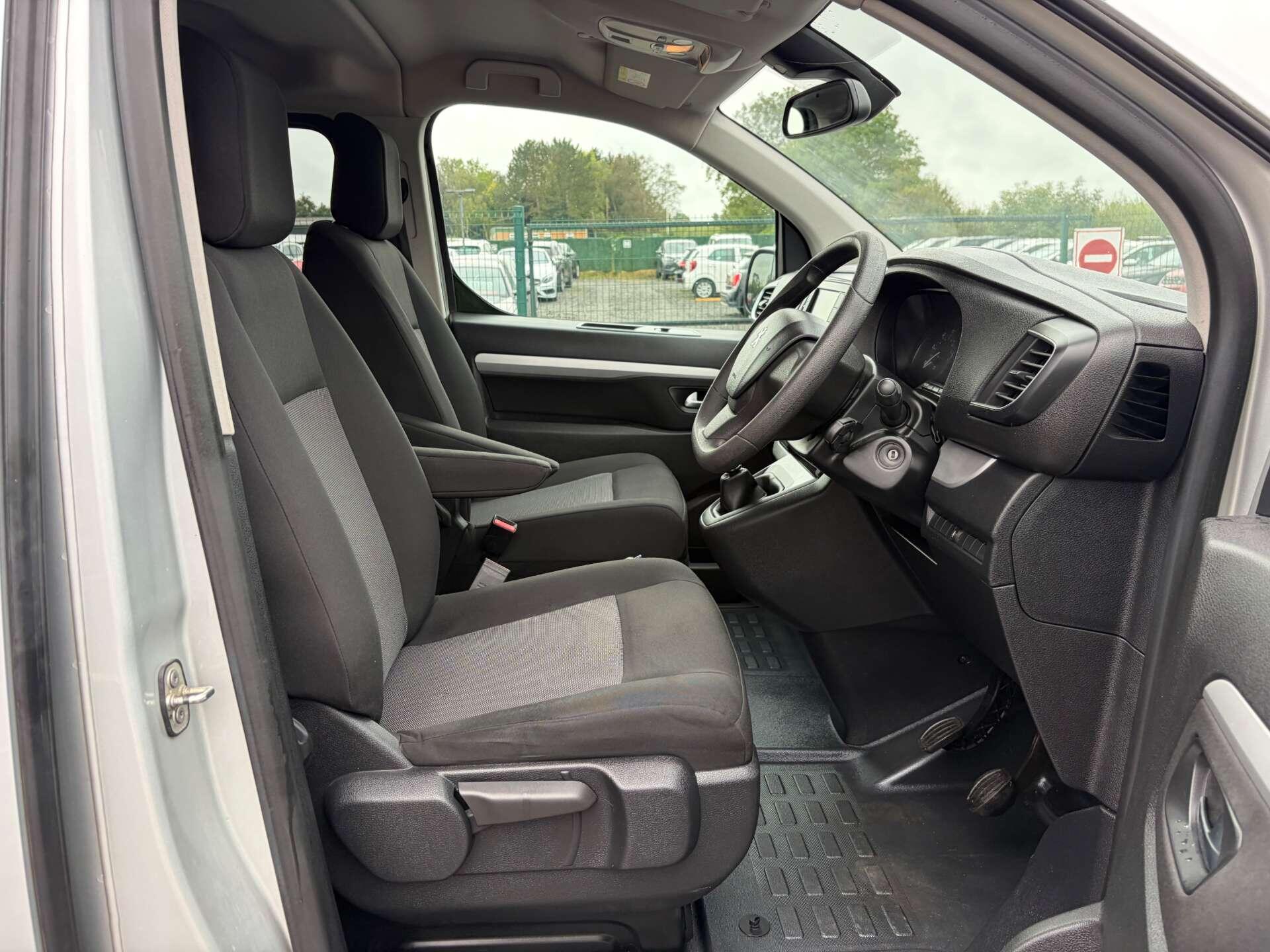 Peugeot Traveller view 36