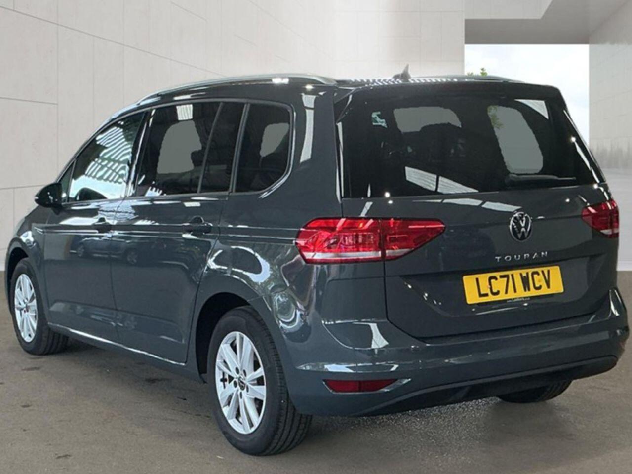 Volkswagen Touran view 3