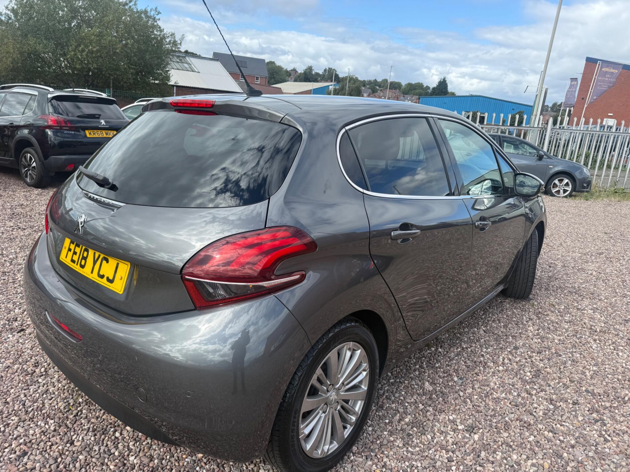 Peugeot 208 view 10