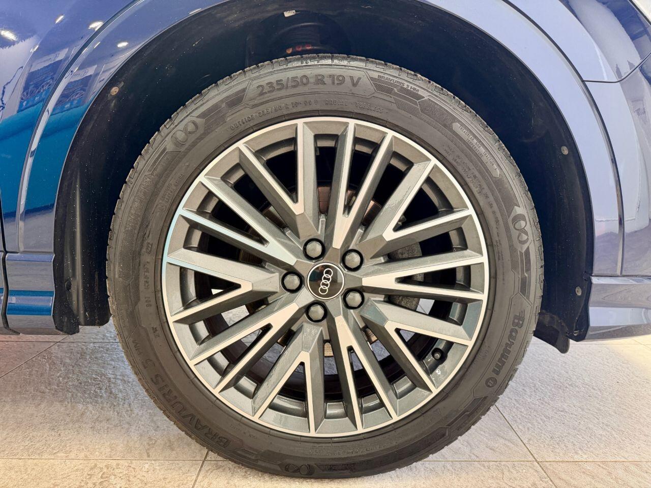 Audi Q3 view 32