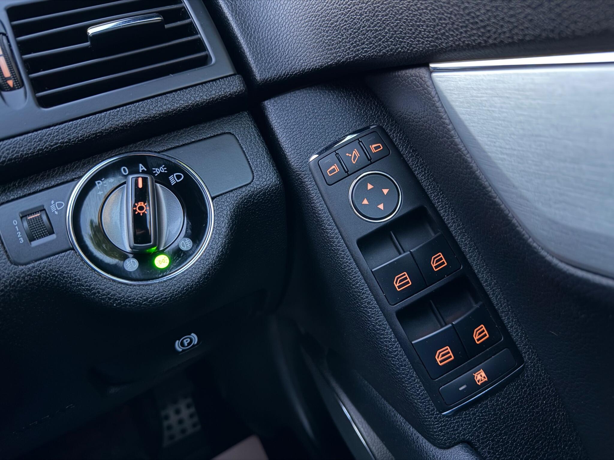 Mercedes-Benz C-Class view 25