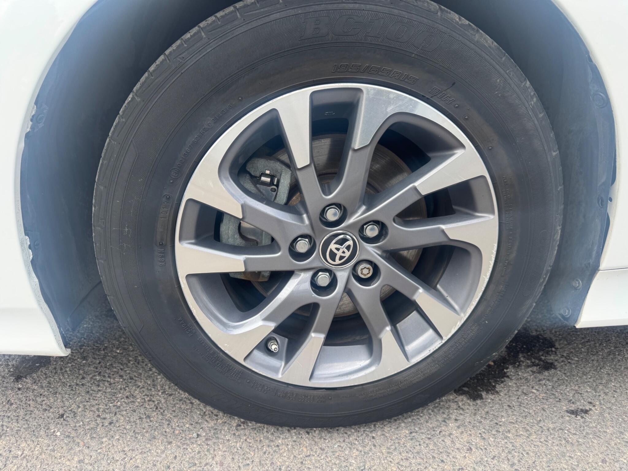 Toyota Prius view 25