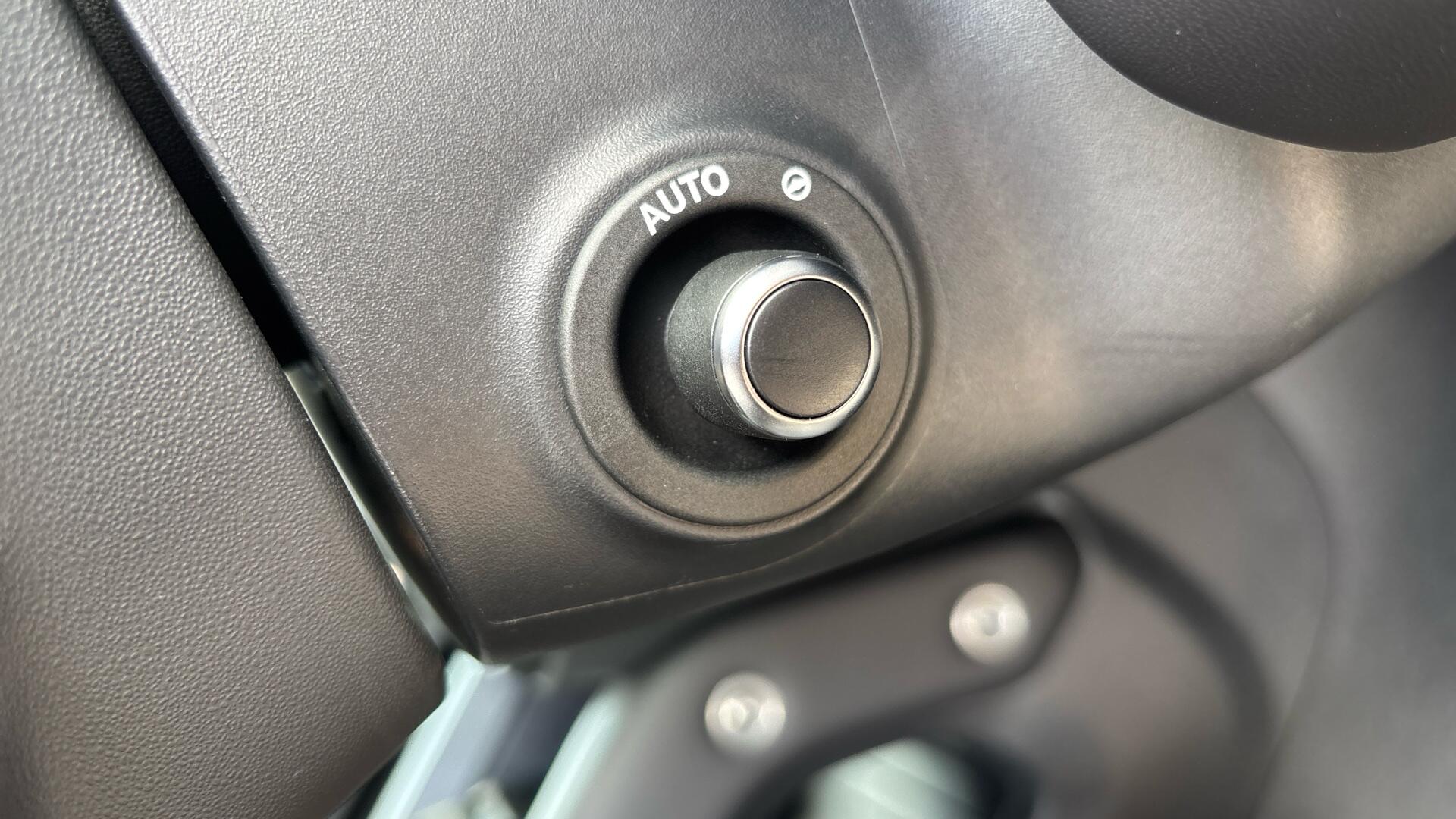 Land Rover Defender view 36