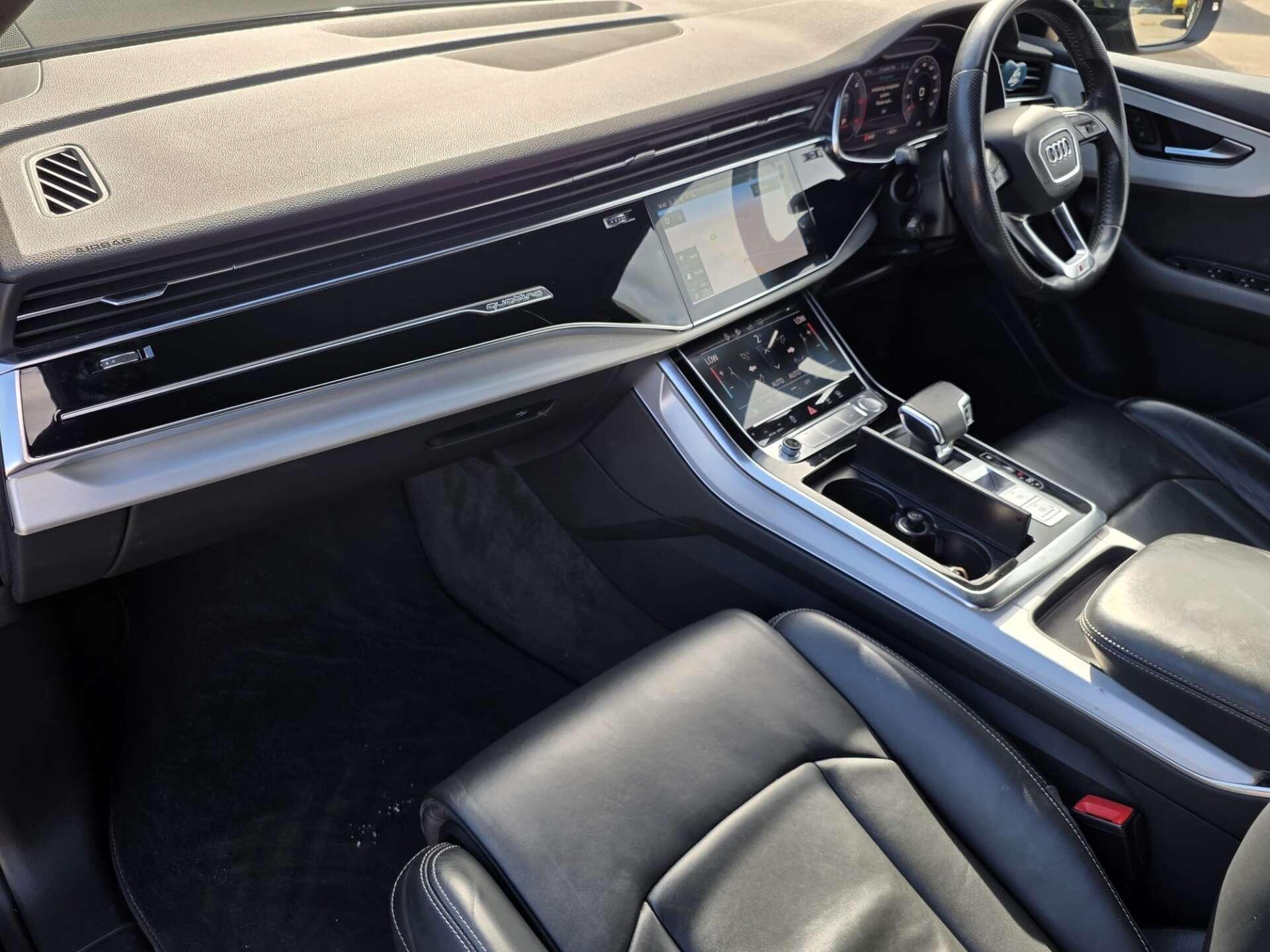 Audi Q8 view 24