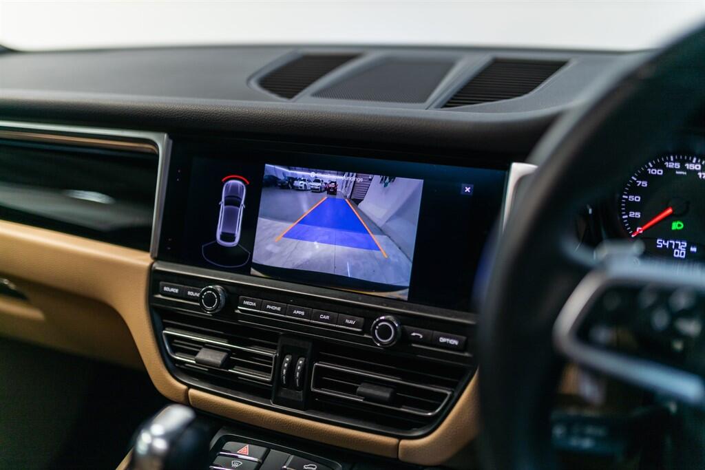 Porsche Macan view 31