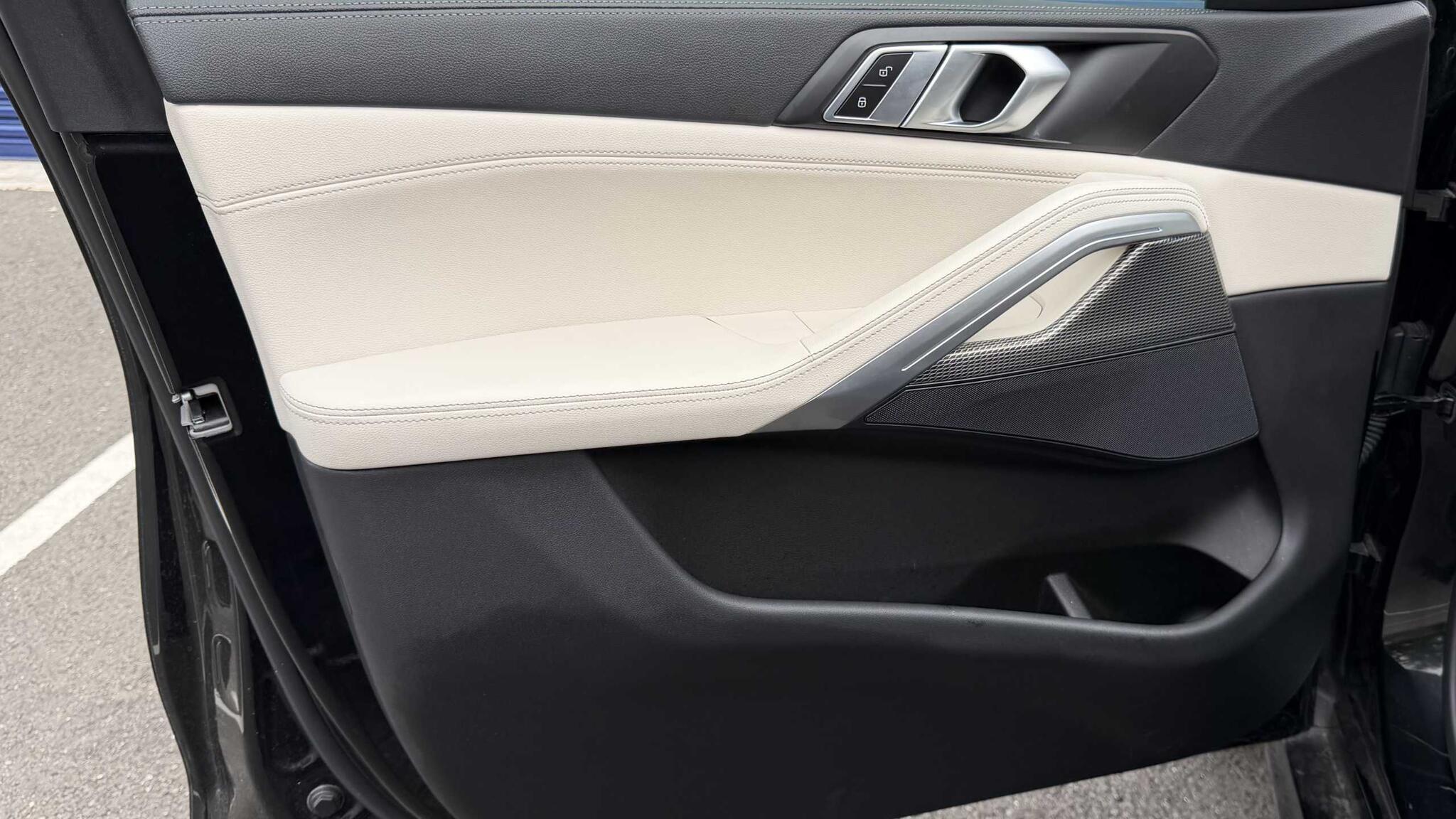 BMW X6 view 23