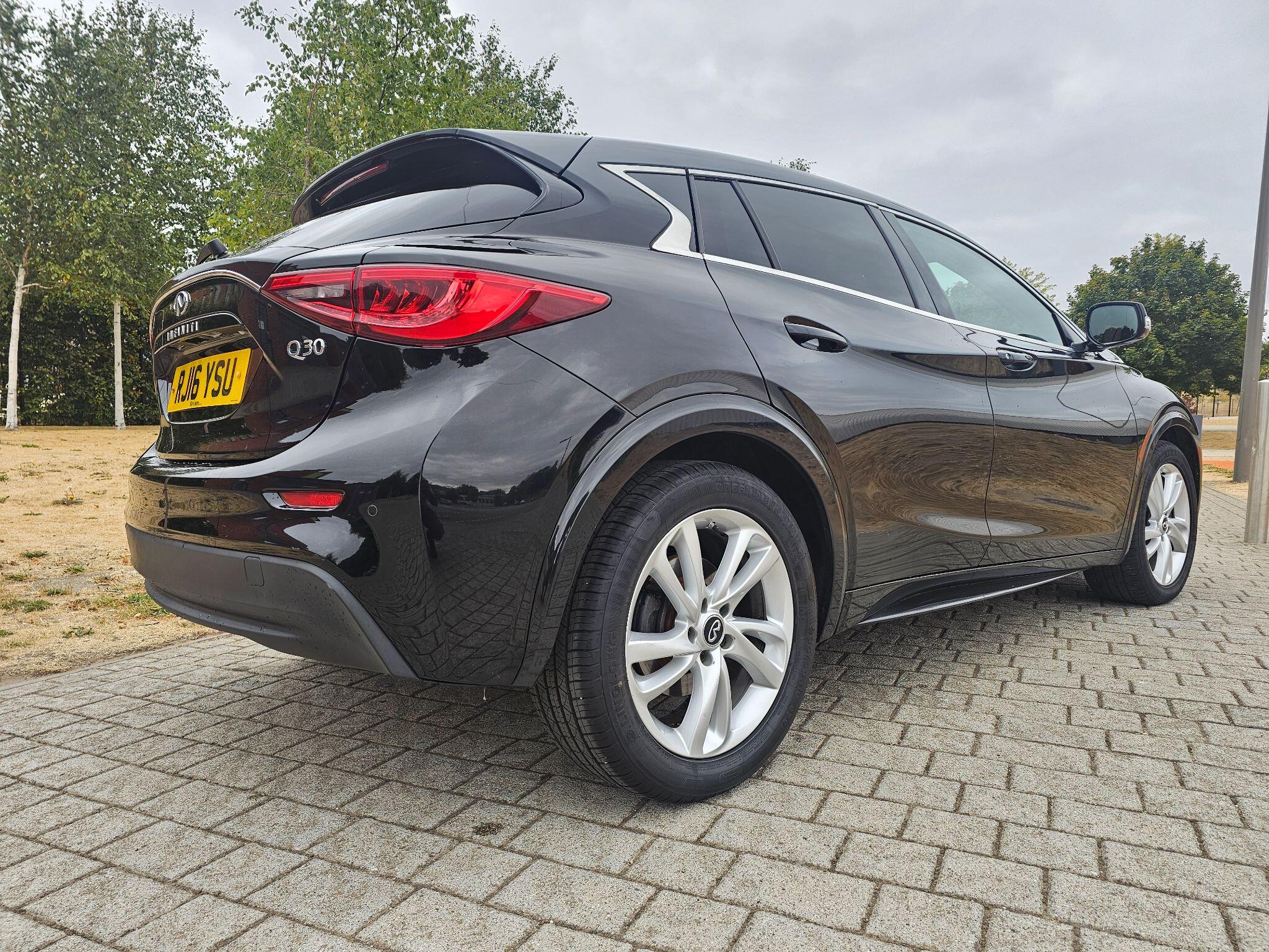 Infiniti Q30 view 2