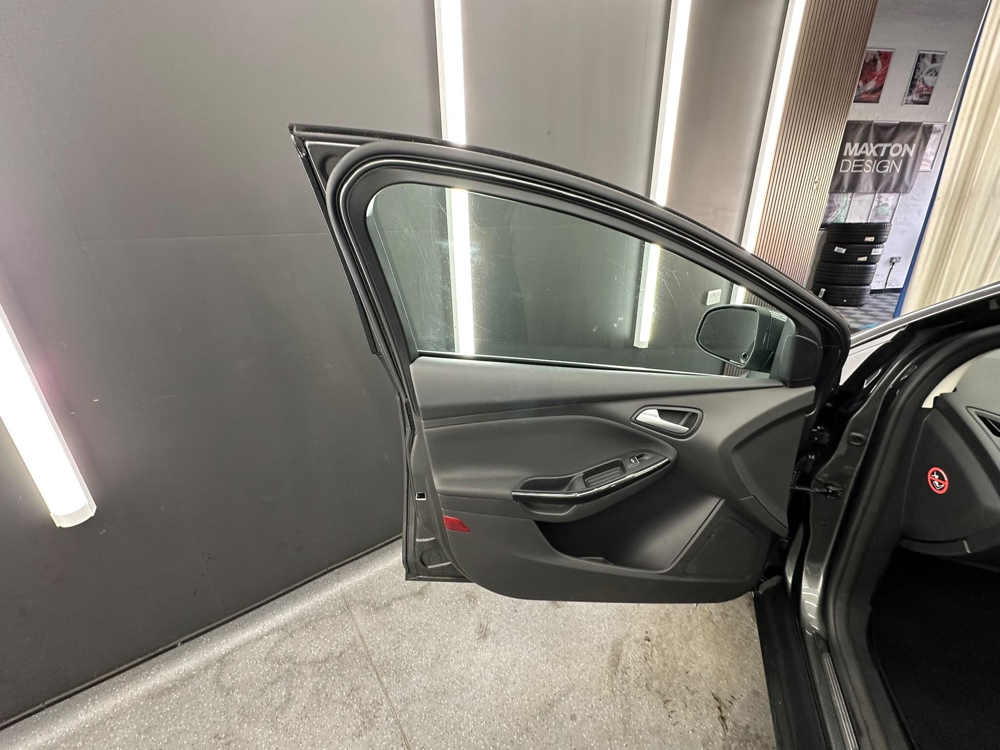 Ford Focus view 16