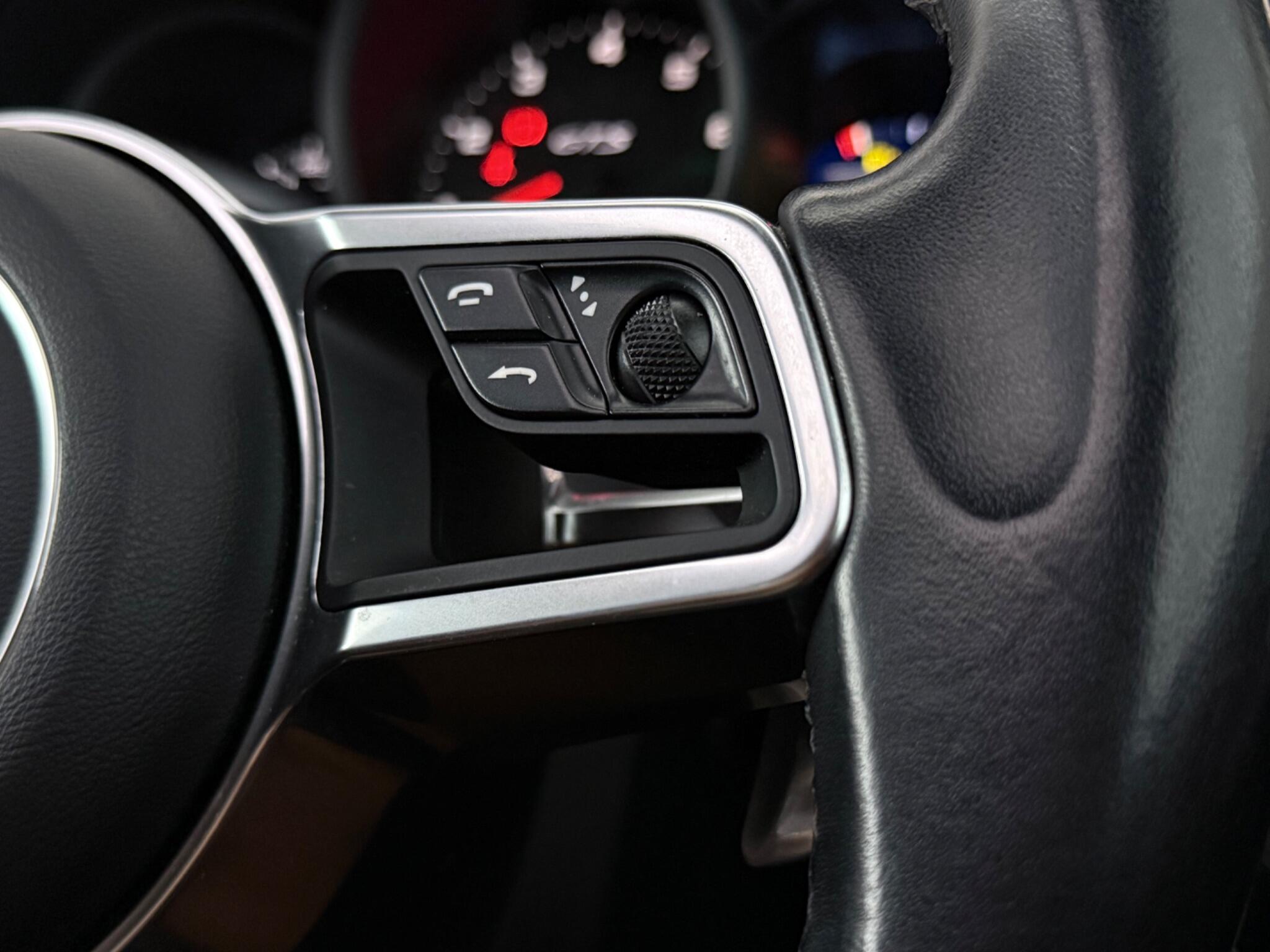 Porsche Macan view 25