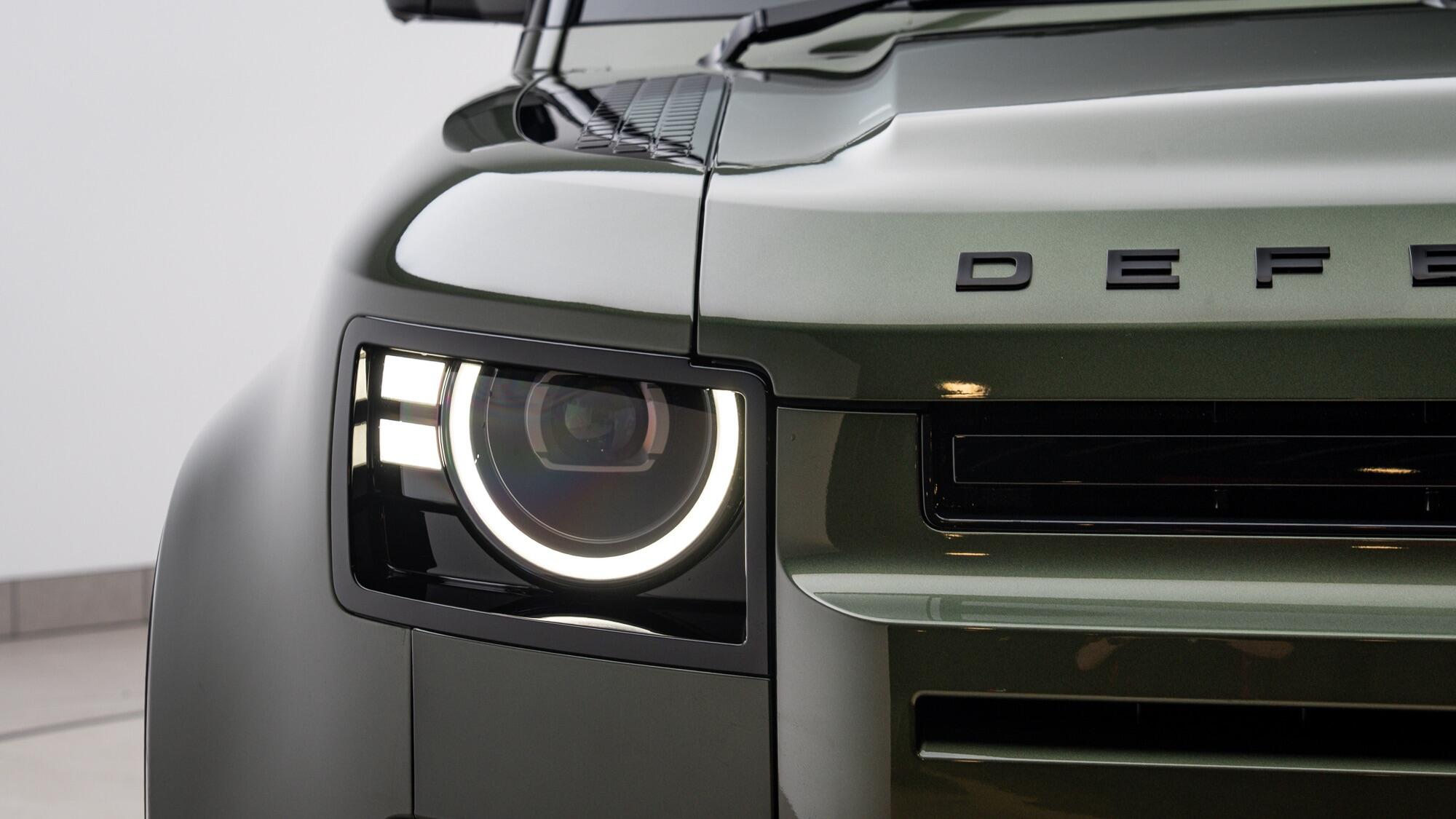 Land Rover Defender 110 view 31
