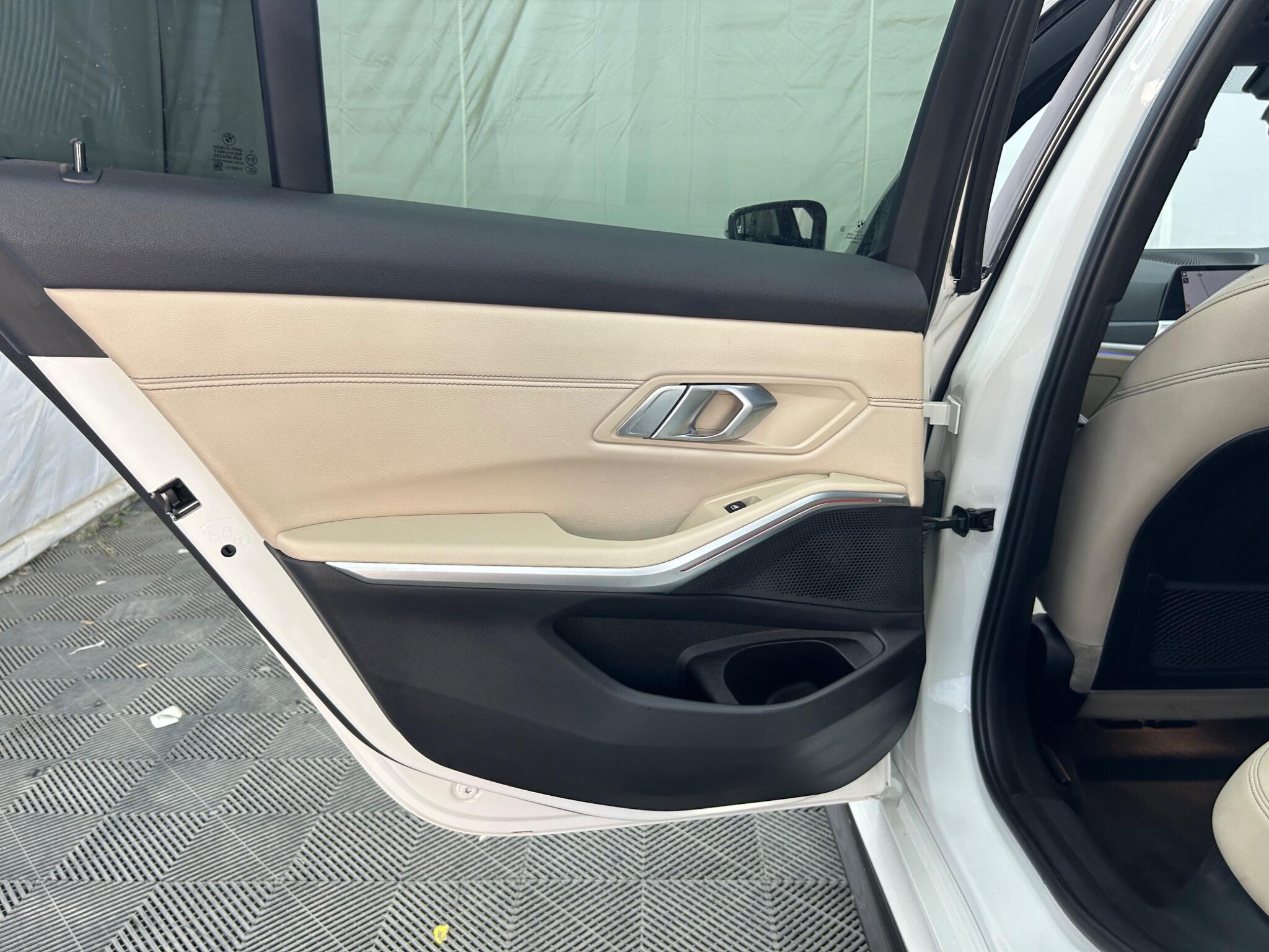 BMW 3 Series view 30