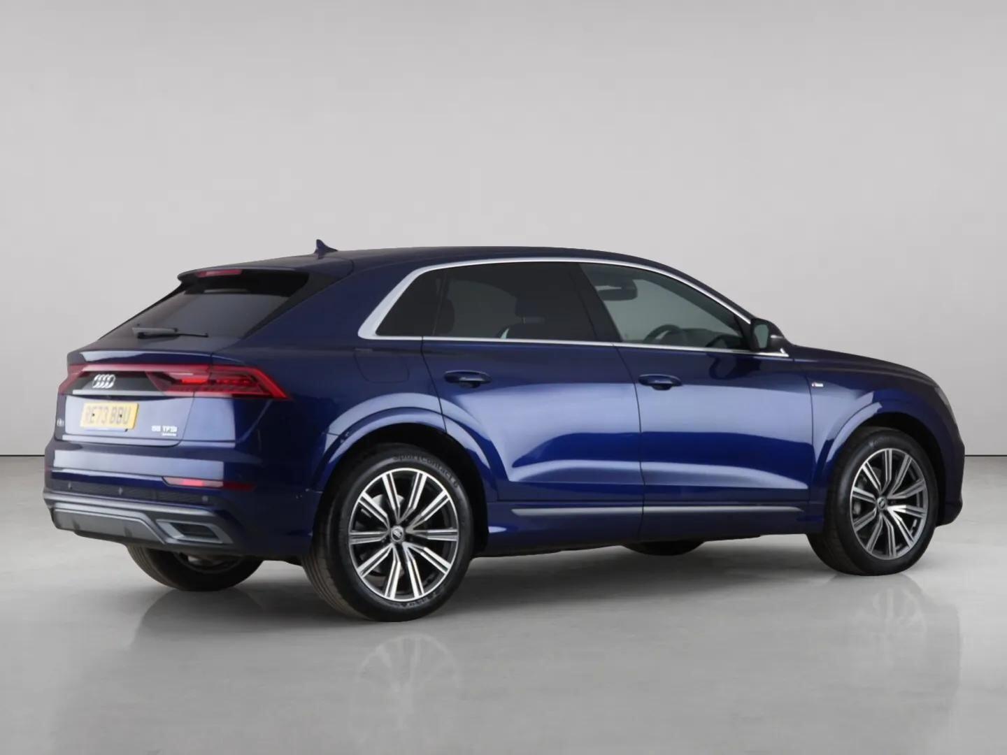 Audi Q8 view 8