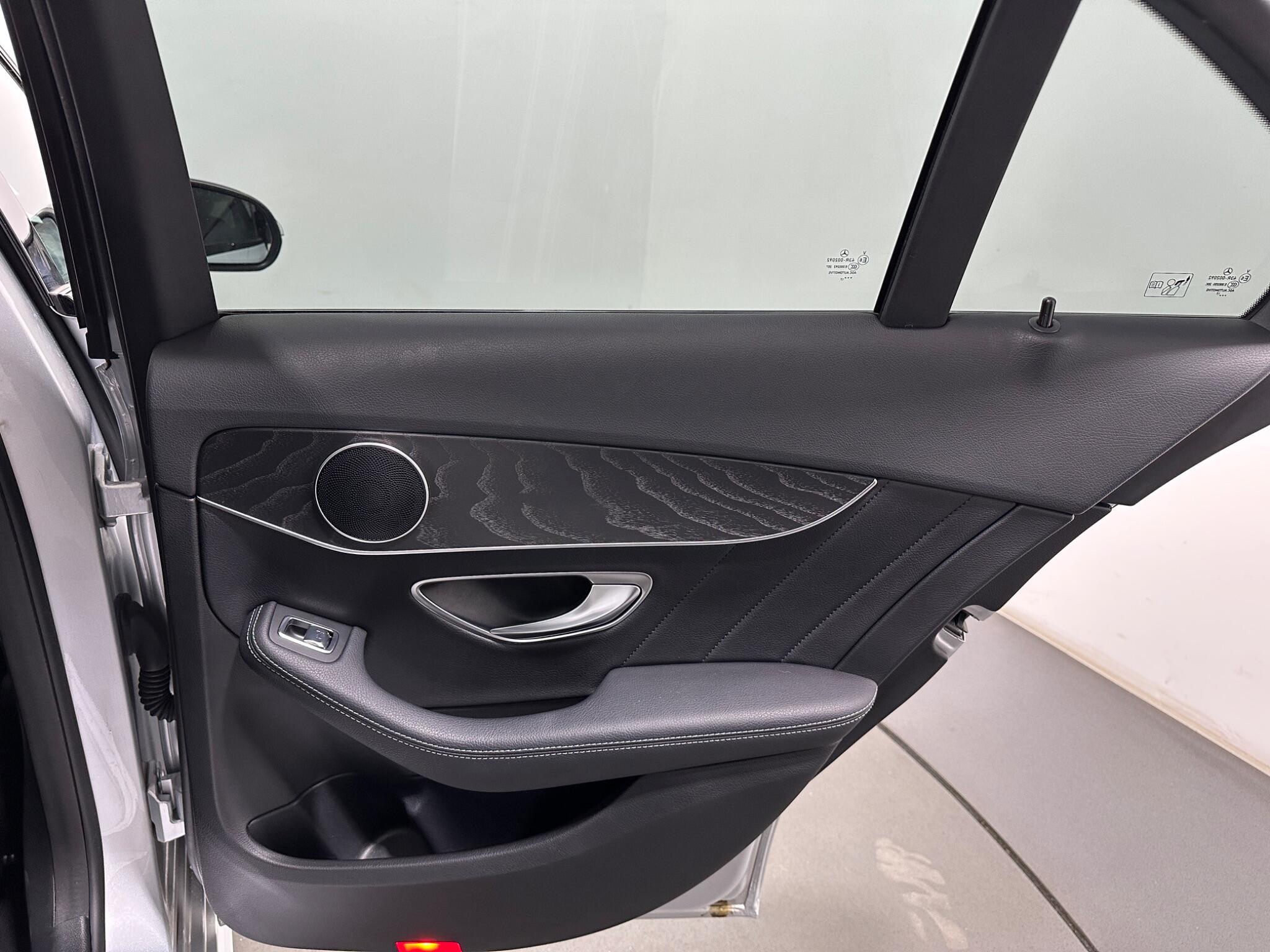 Mercedes-Benz C Class view 44