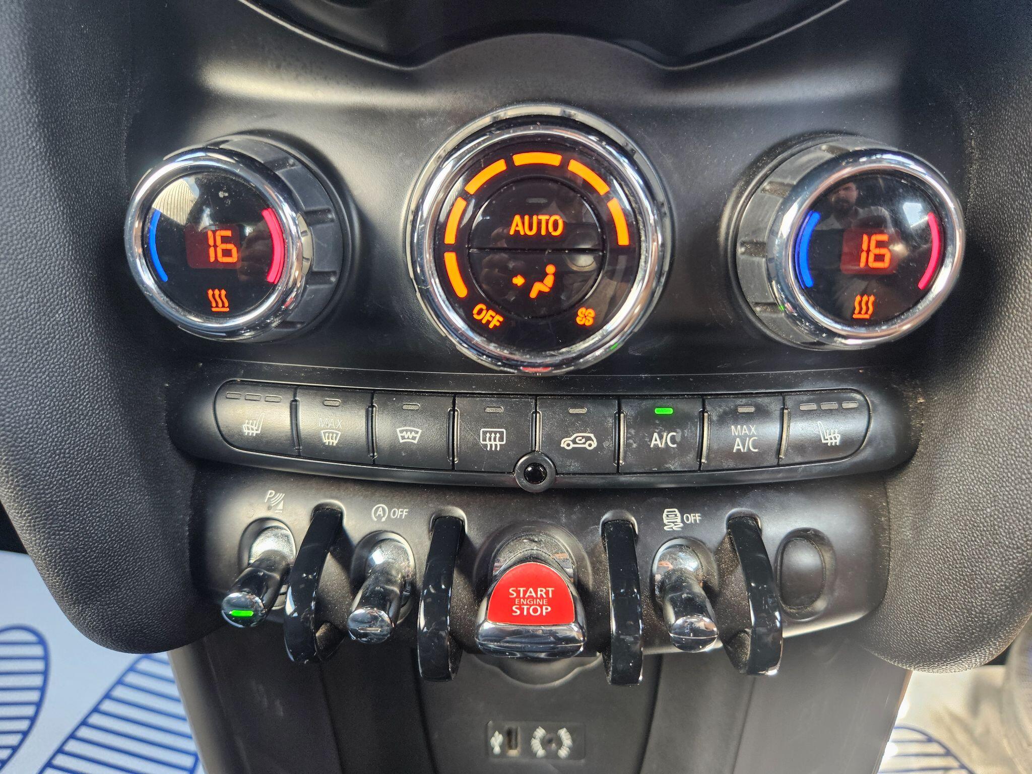 2018 MINI Hatch image 29