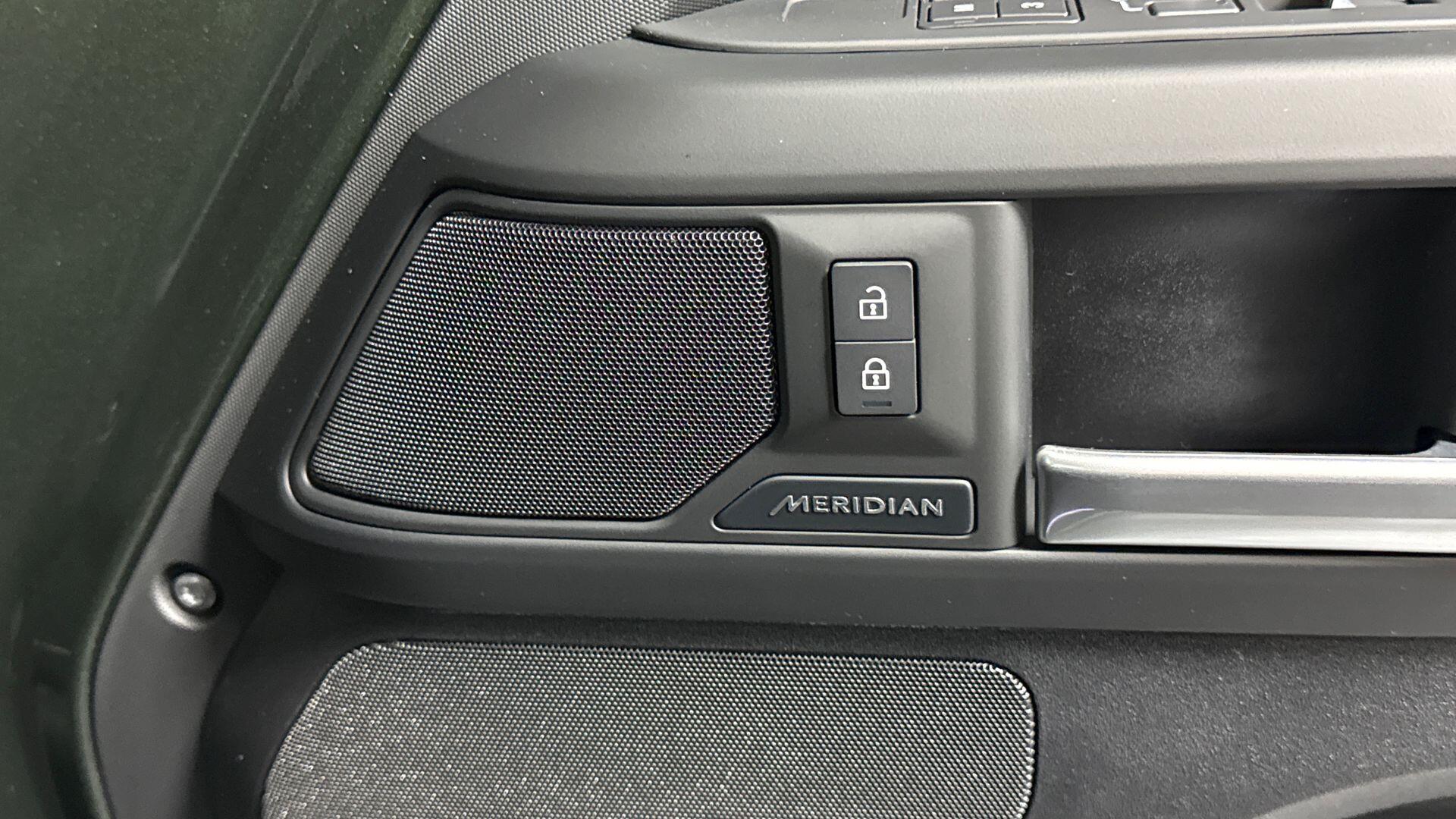 Land Rover Defender view 24
