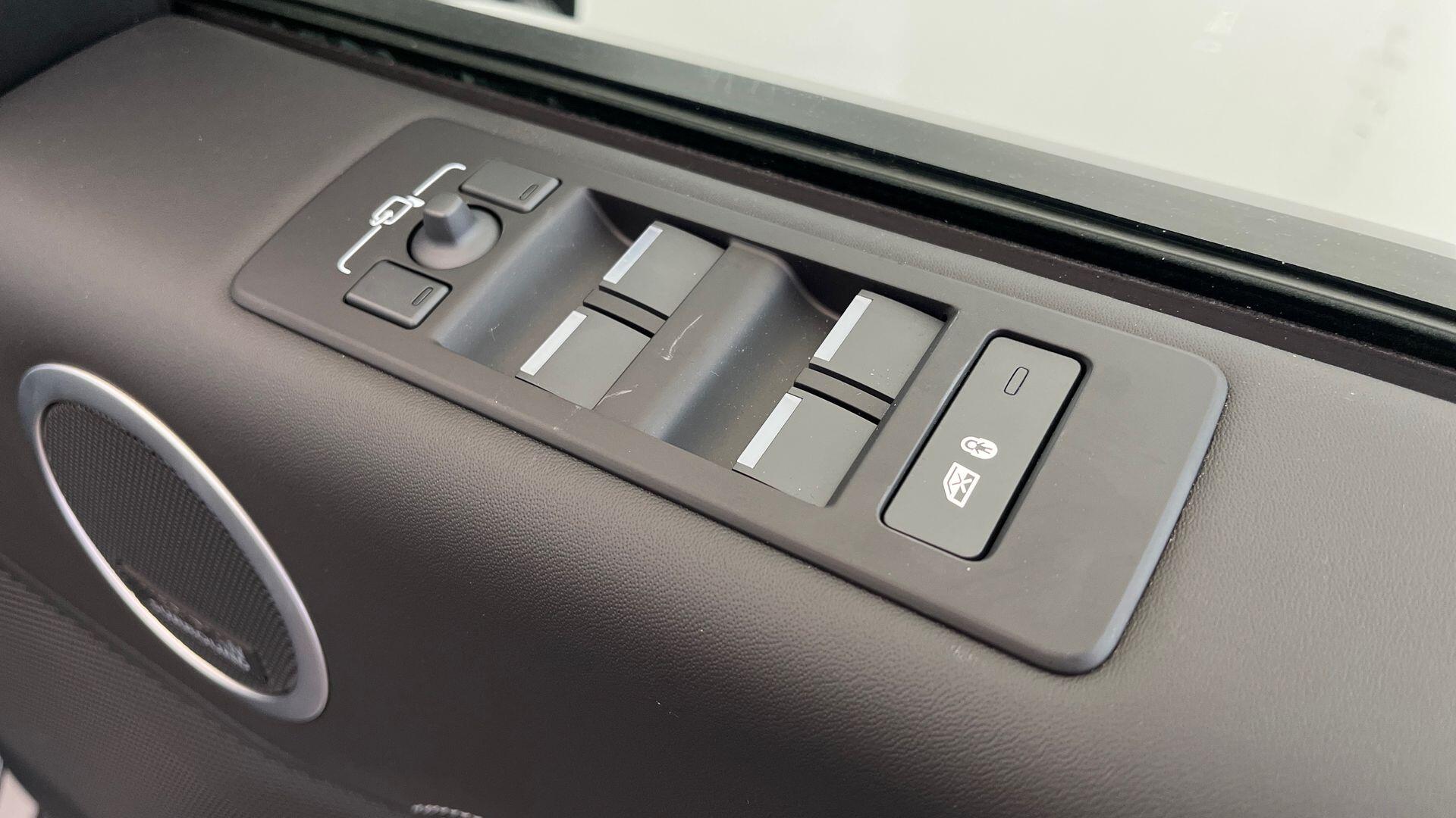 Land Rover Discovery view 25
