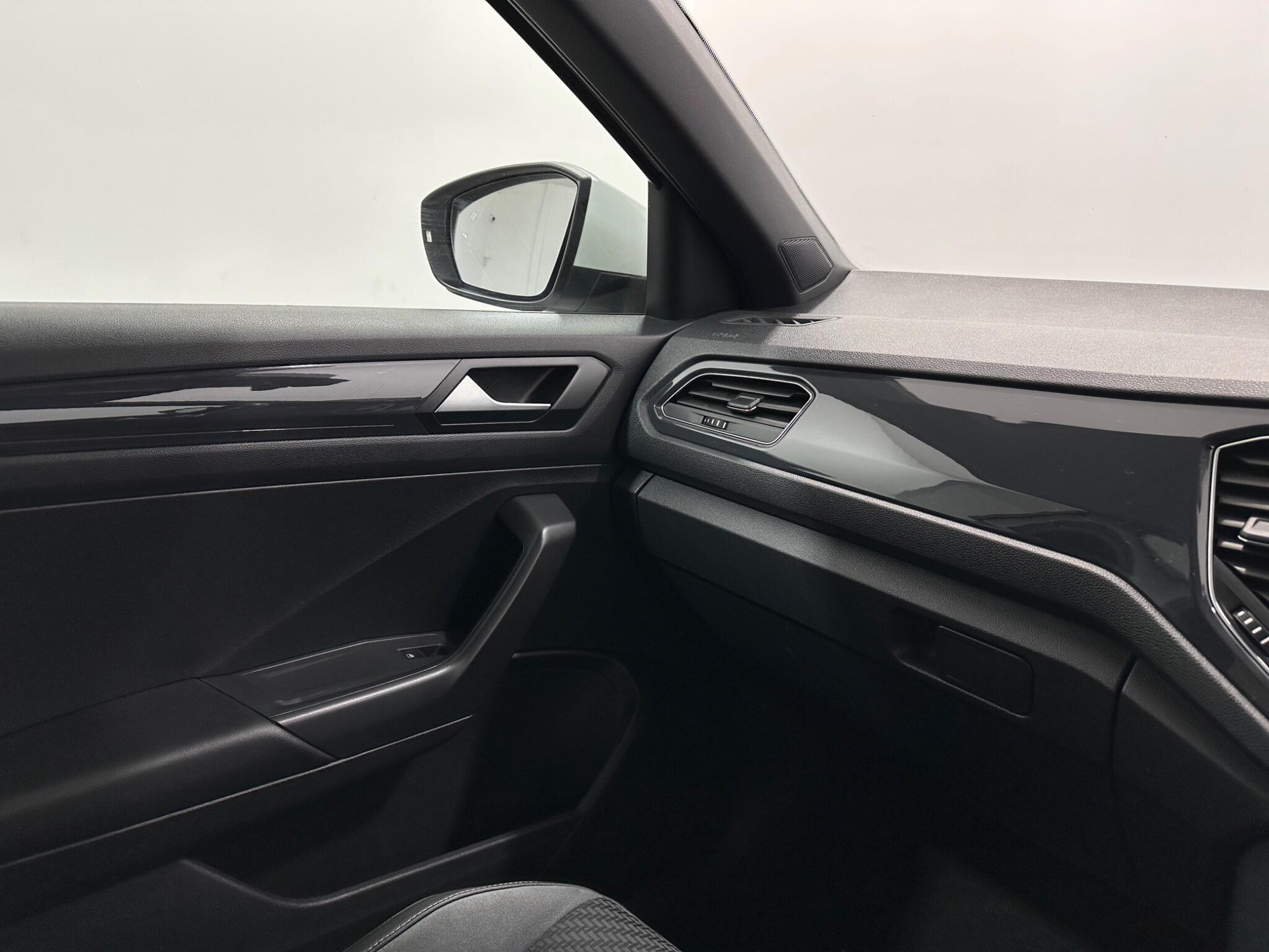 Volkswagen T-Roc view 27