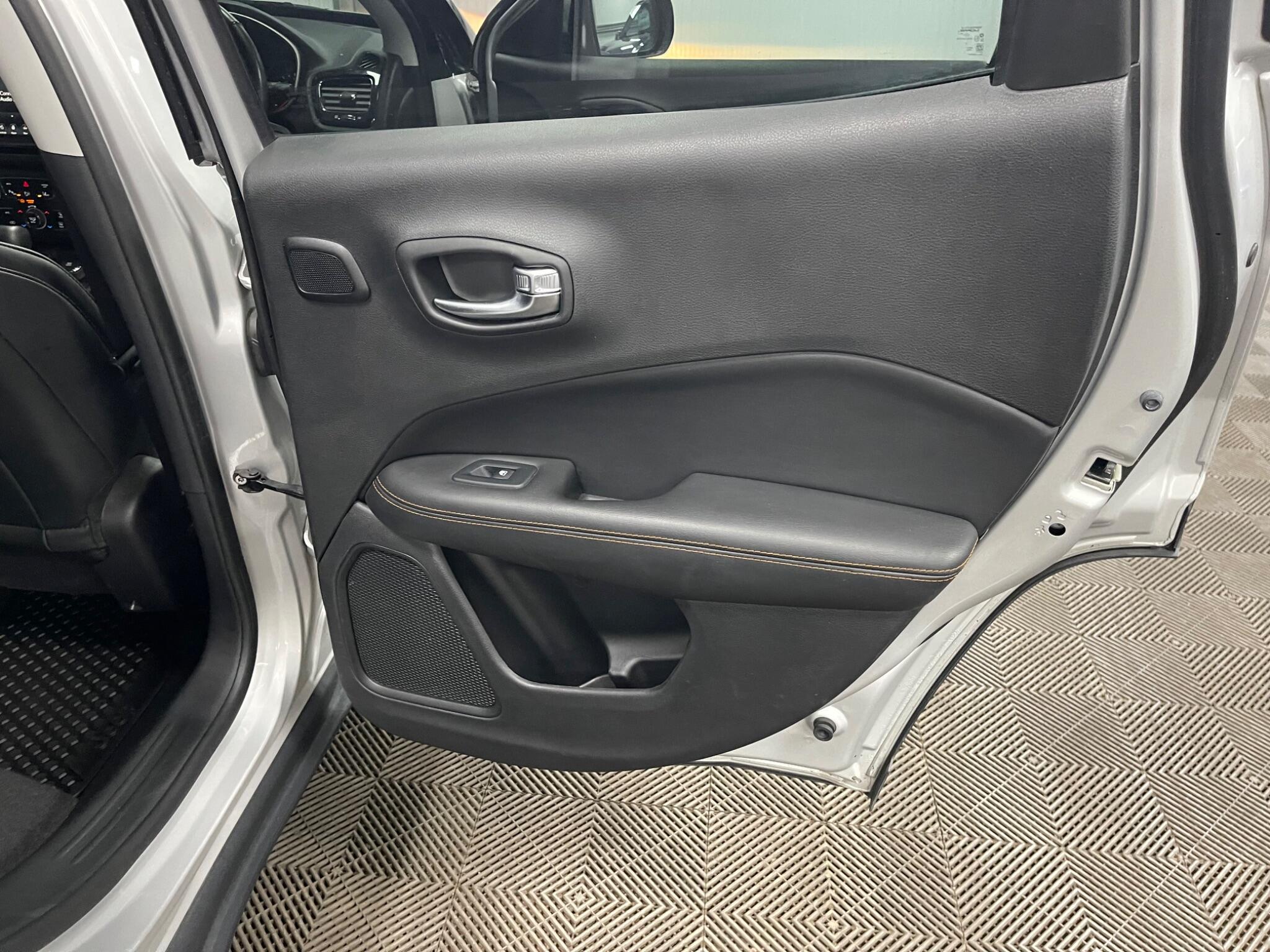 Jeep Compass view 42