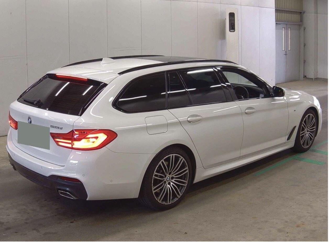 BMW 5 Series view 4
