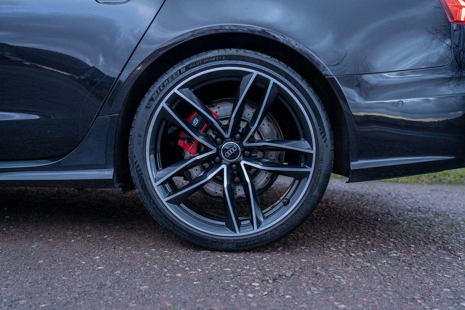 Audi RS6 Avant view 10