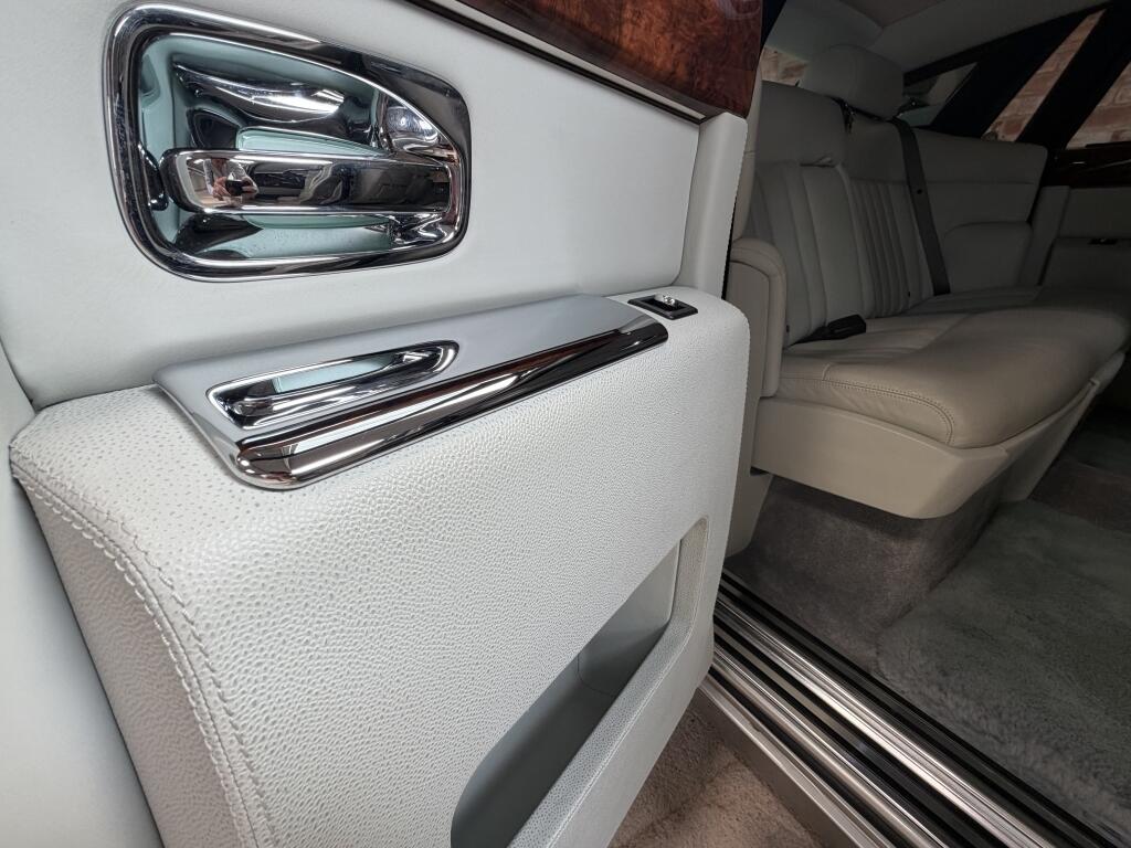 Rolls-Royce Phantom view 28