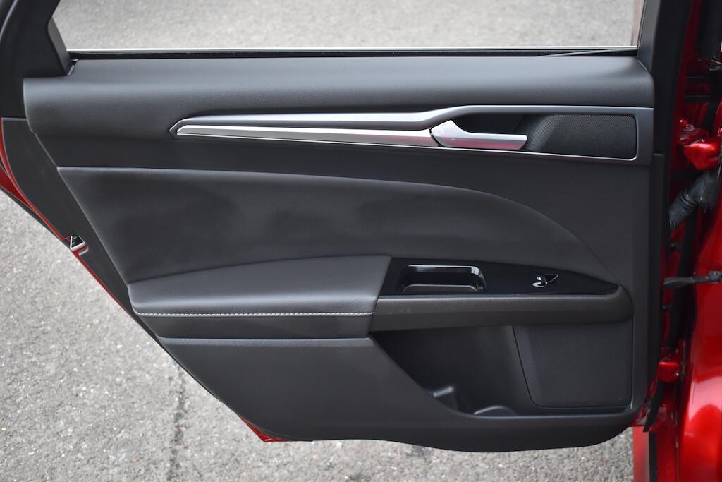 Ford Mondeo view 45