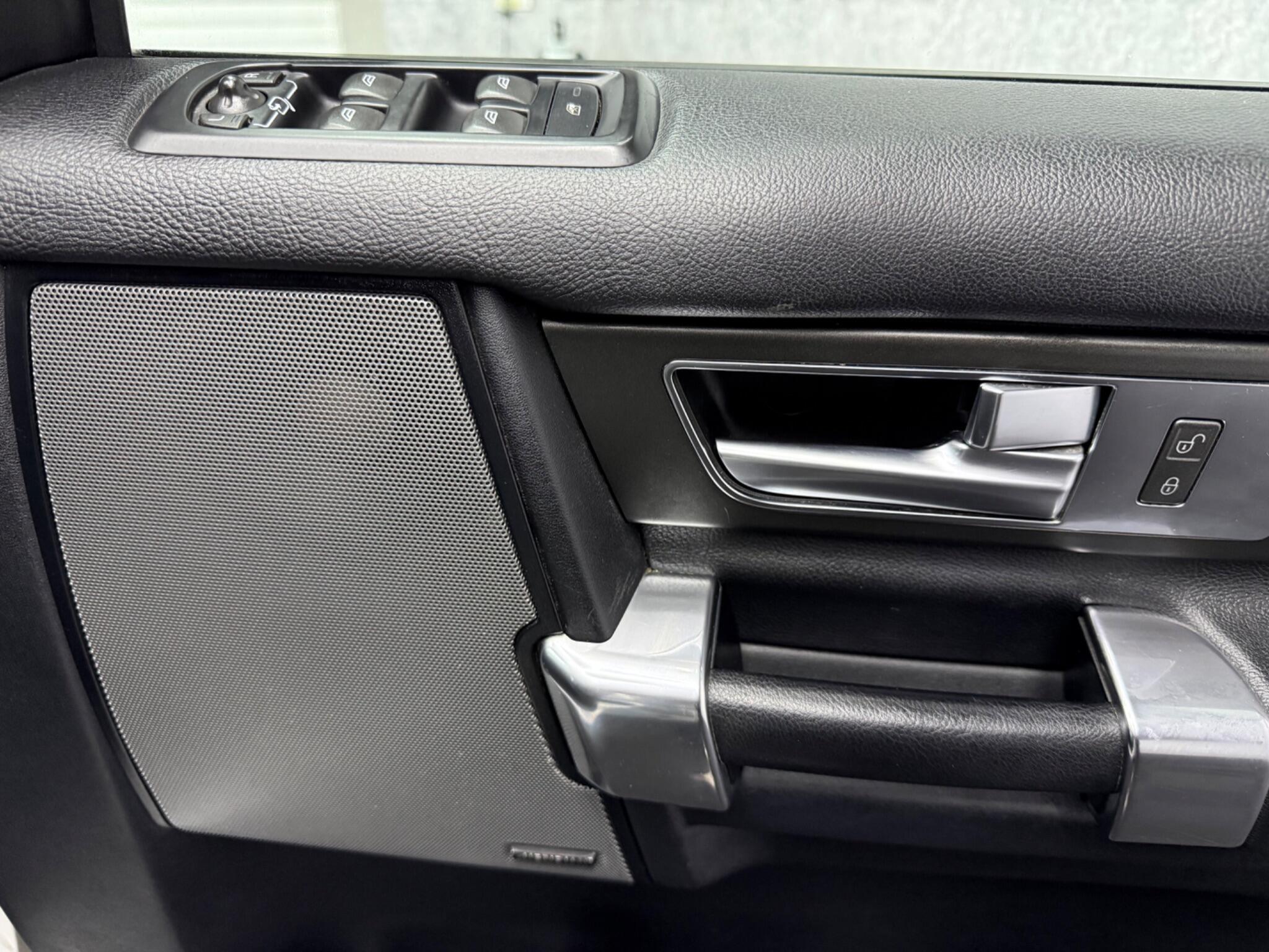 Land Rover Discovery 4 view 23