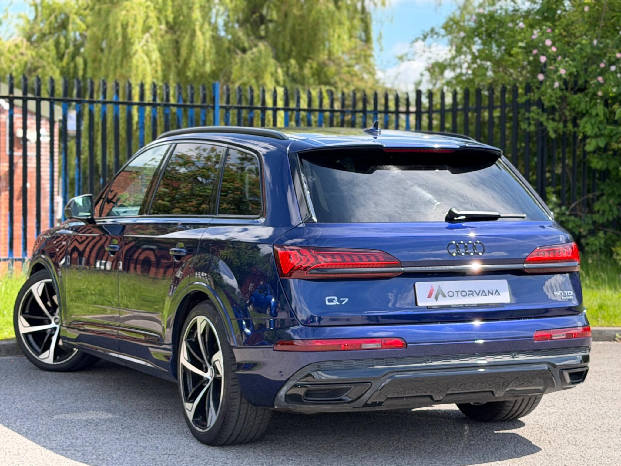 Audi Q7 view 4
