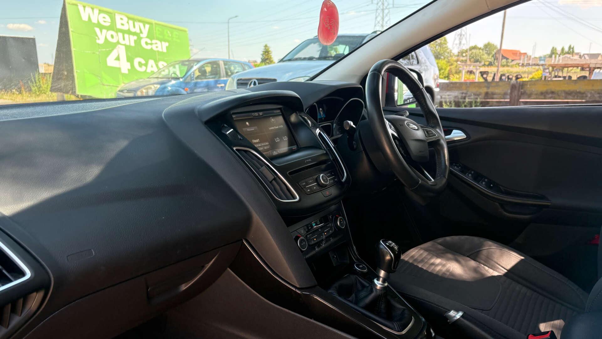 Ford Focus view 14