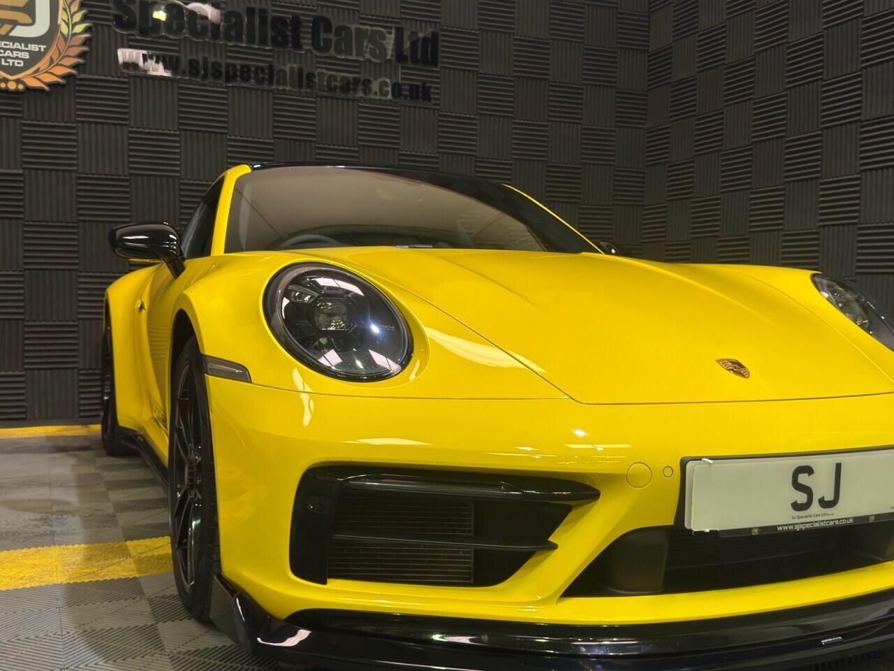 Porsche 911 view 22