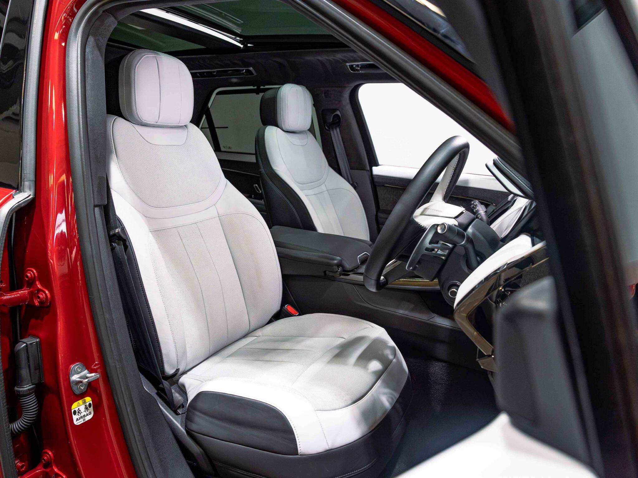 Land Rover Range Rover Sport view 2