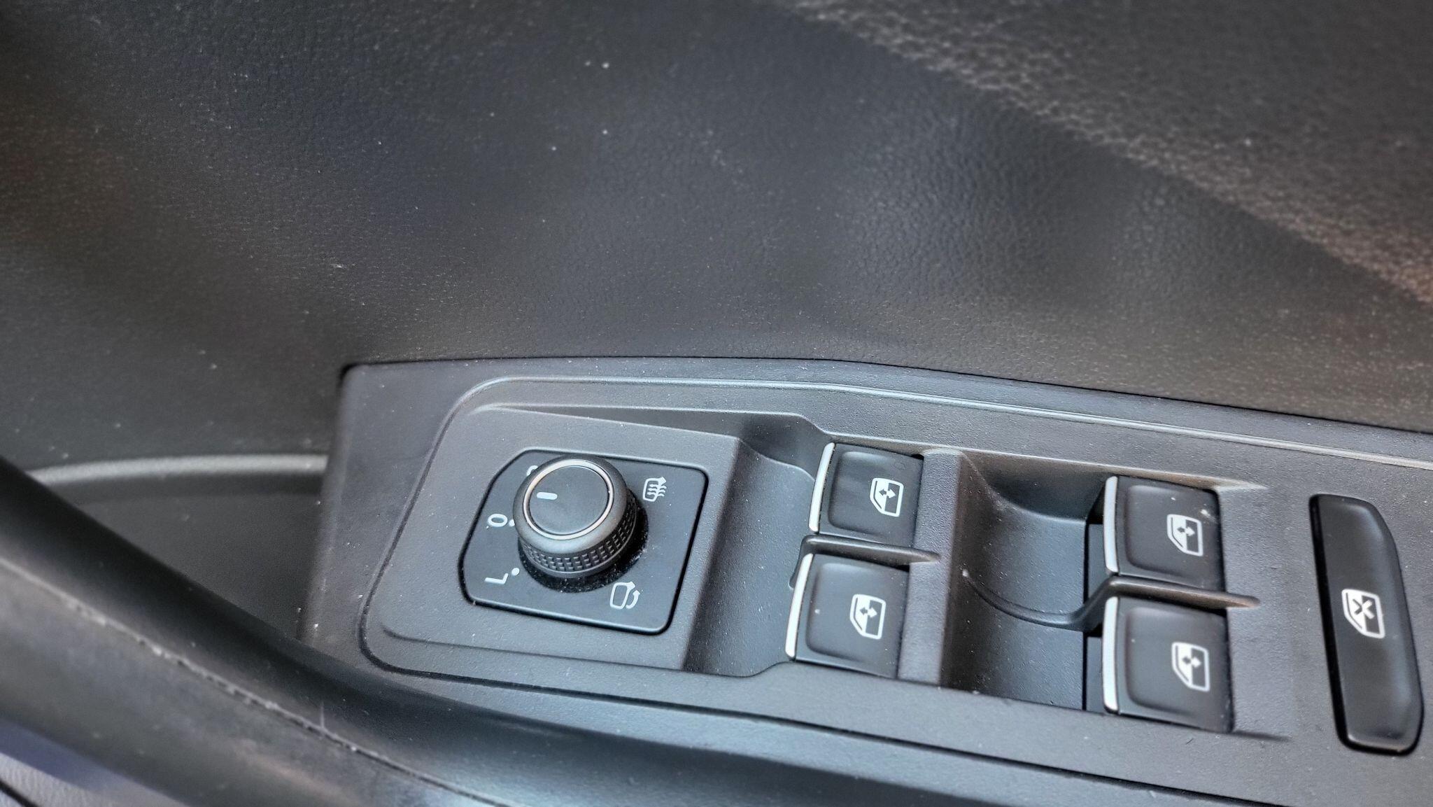 Volkswagen T-Roc view 21