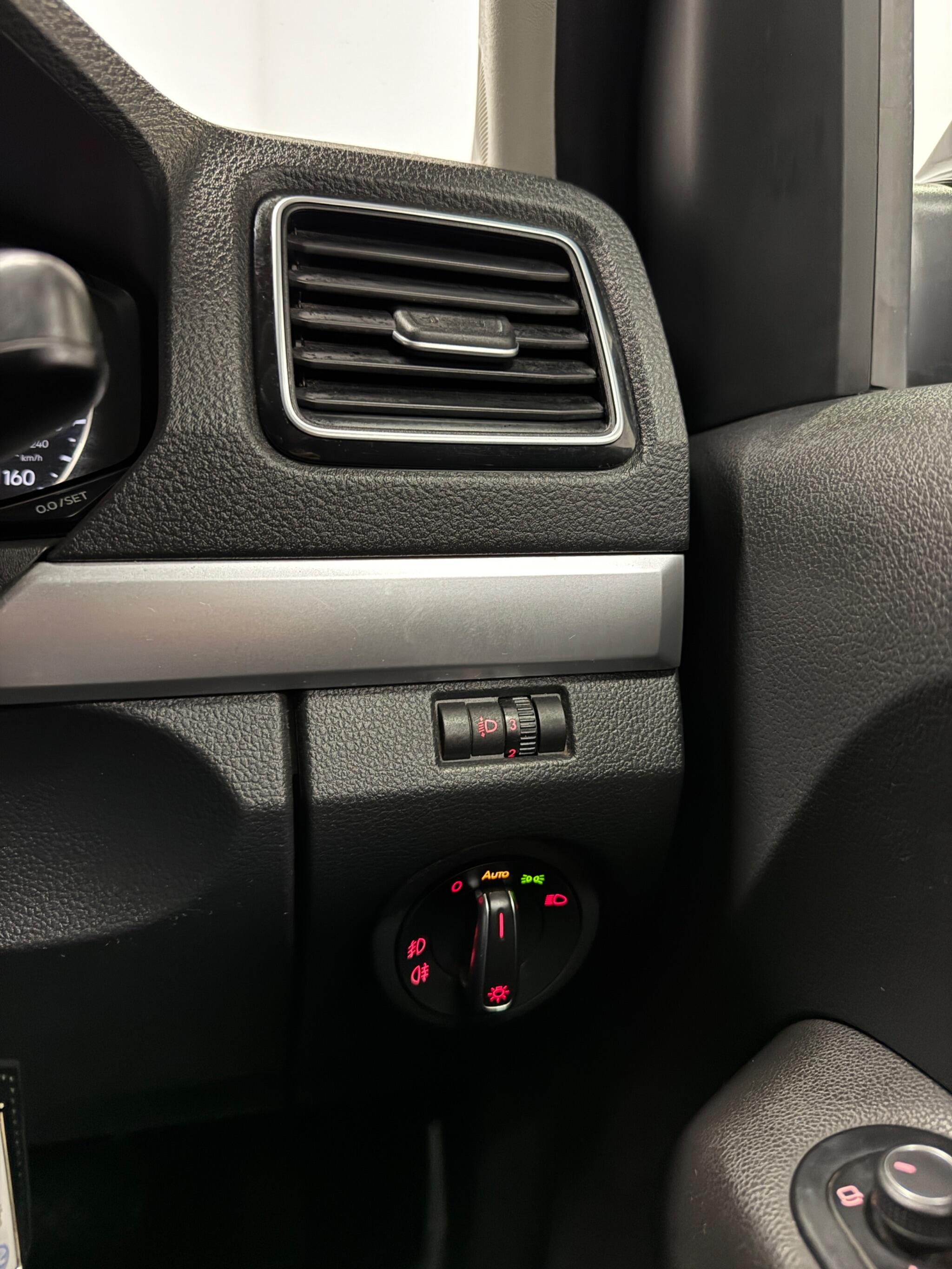 Volkswagen Amarok view 28