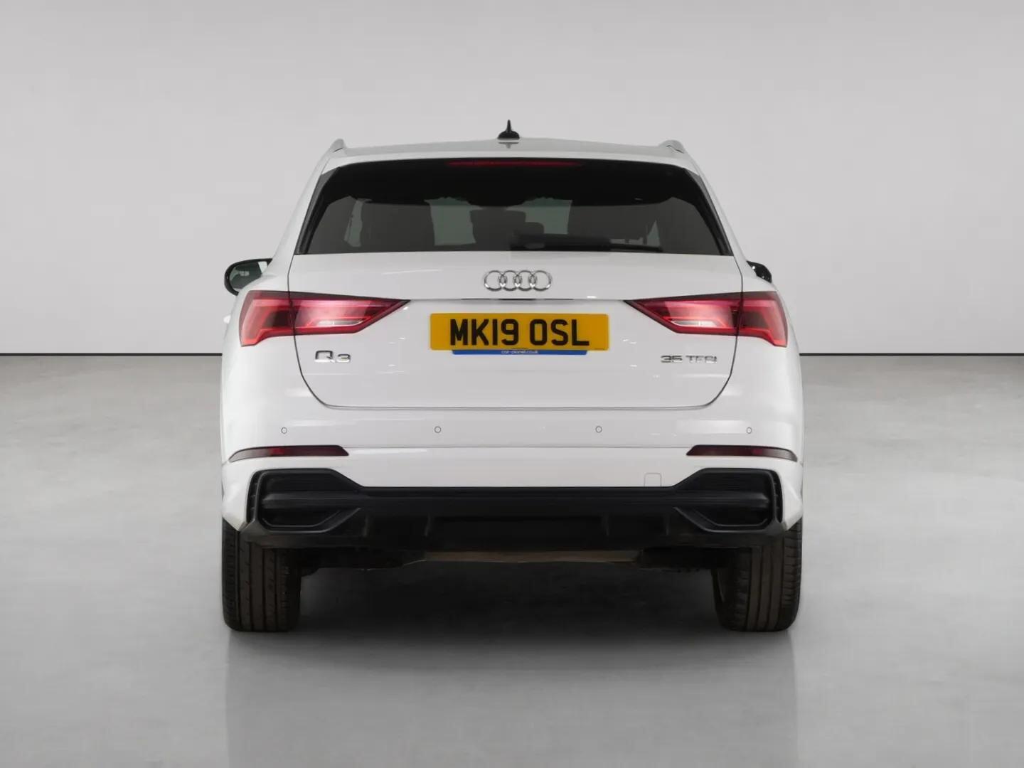 Audi Q3 view 6