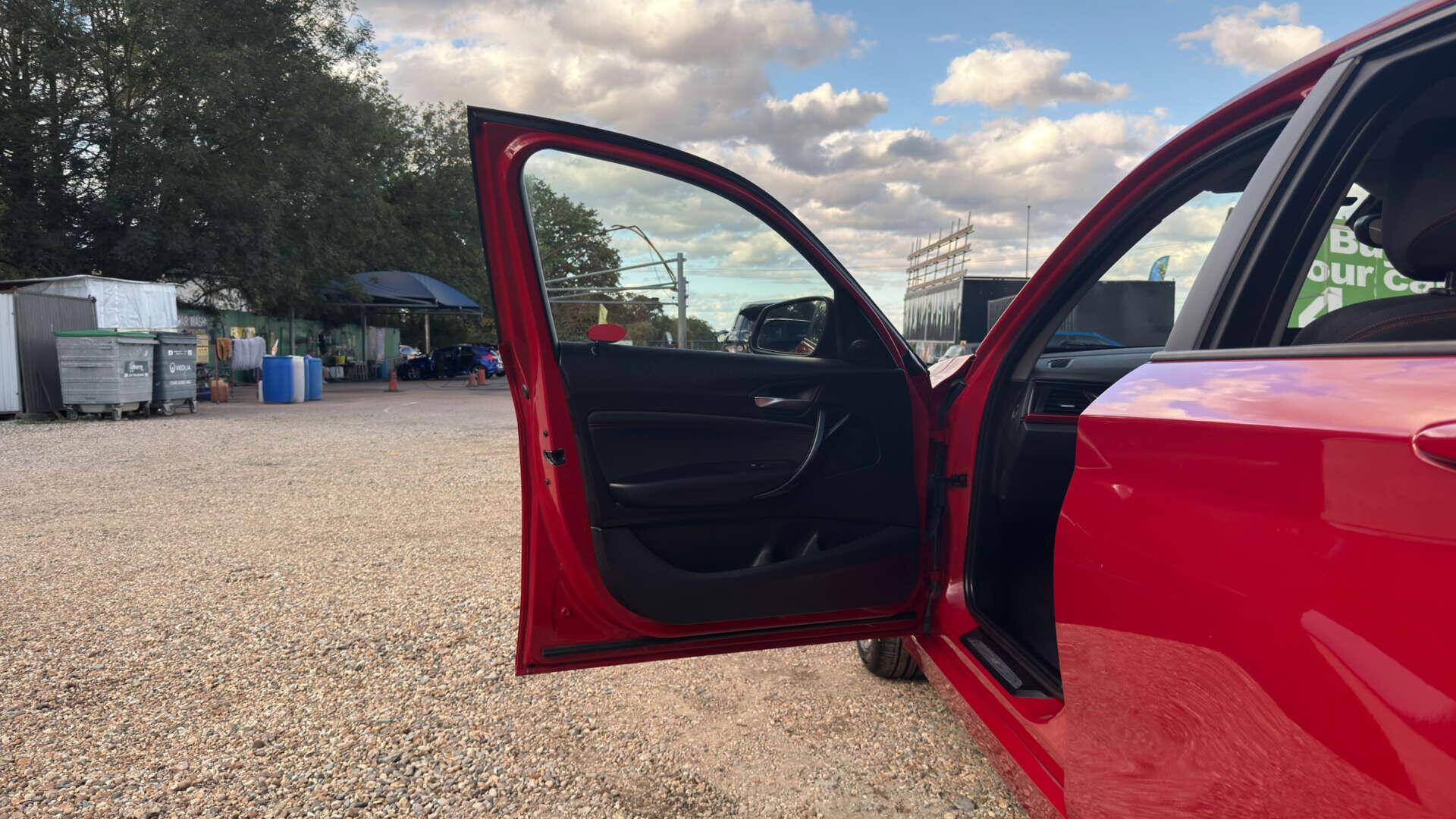 BMW 1 Series view 33