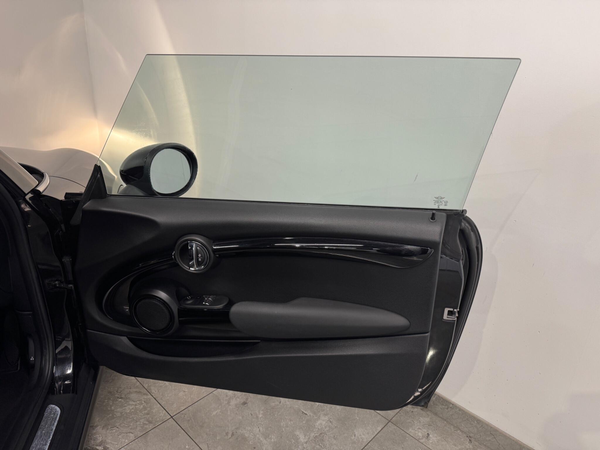 Mini Hatch view 12