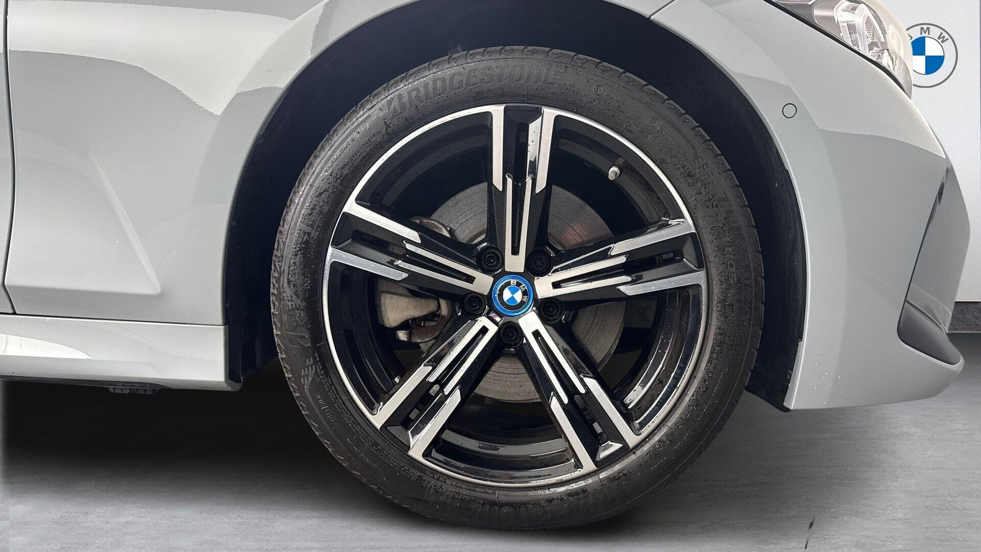 BMW 3 Series view 14