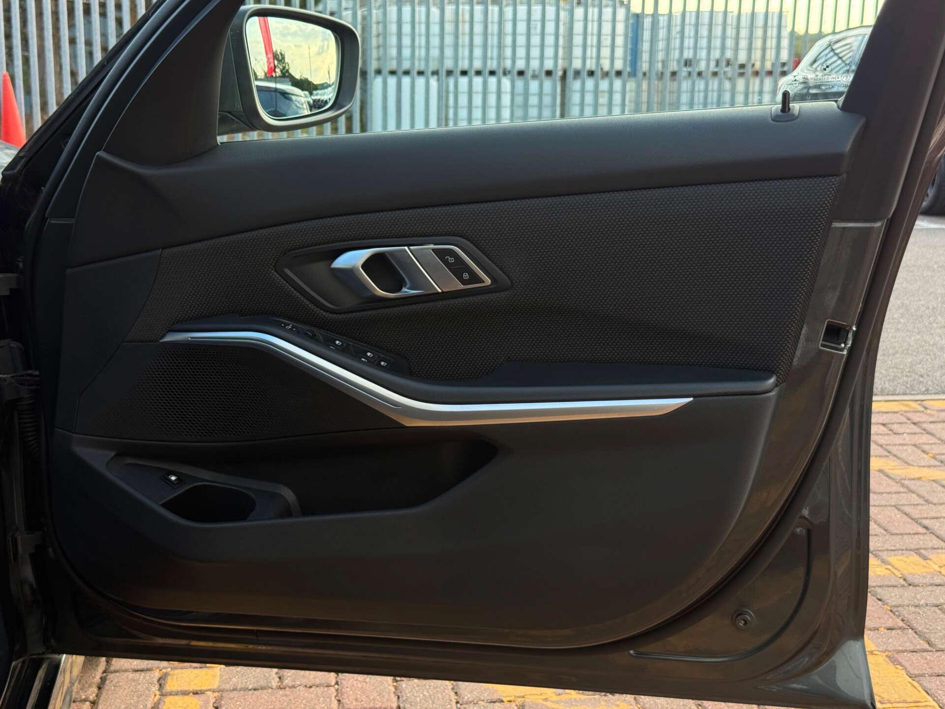 BMW 3 Series view 22