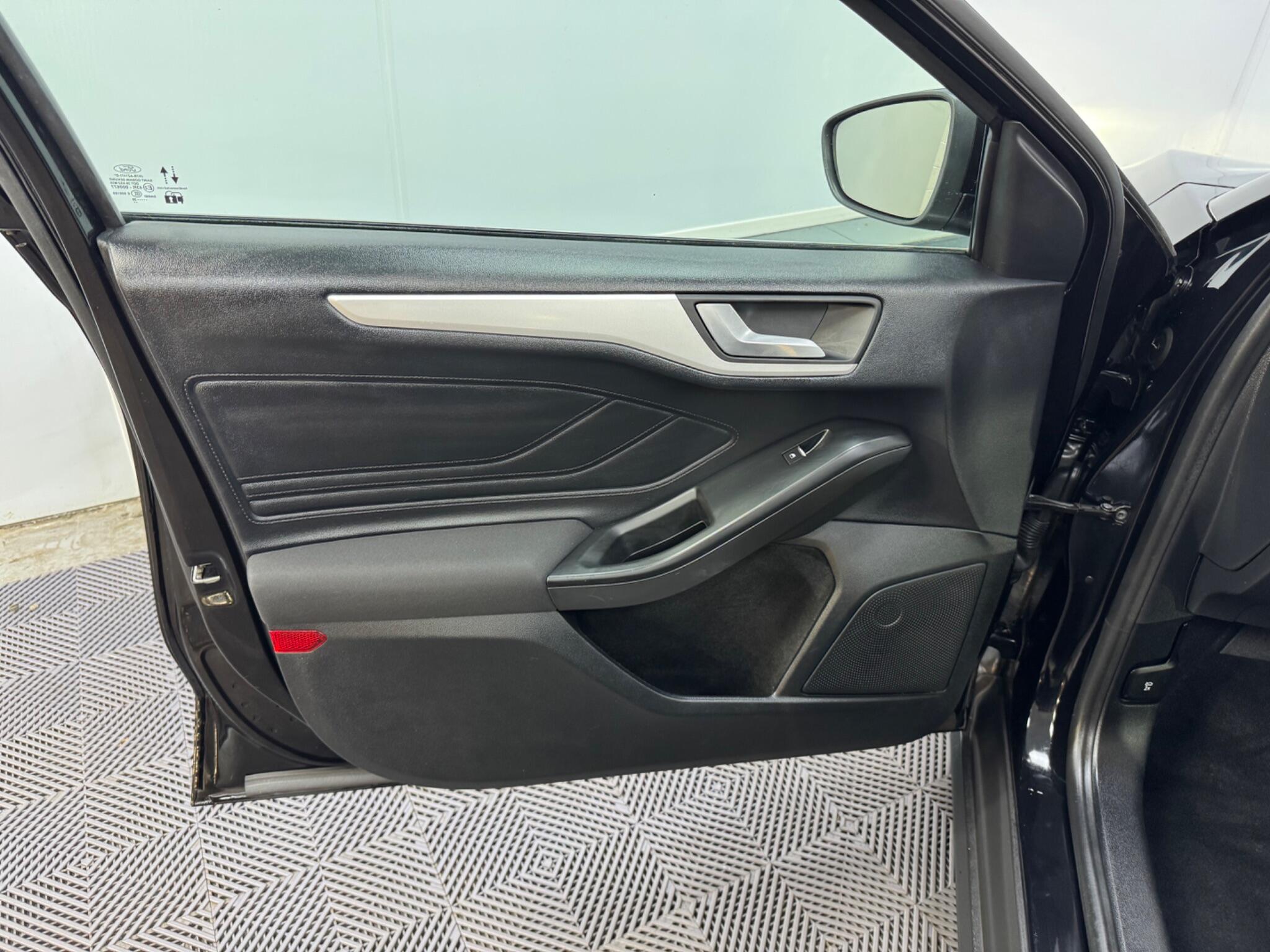Ford Focus view 42