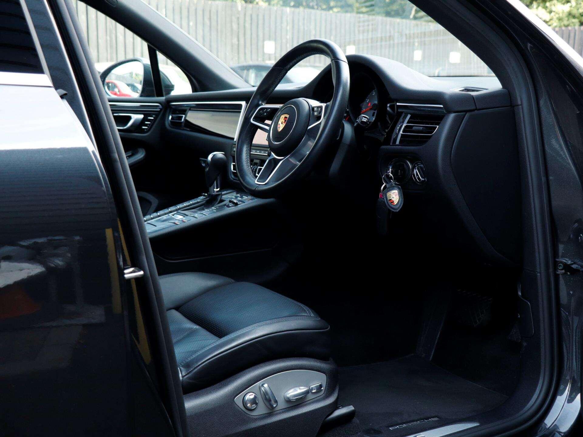 Porsche Macan view 11