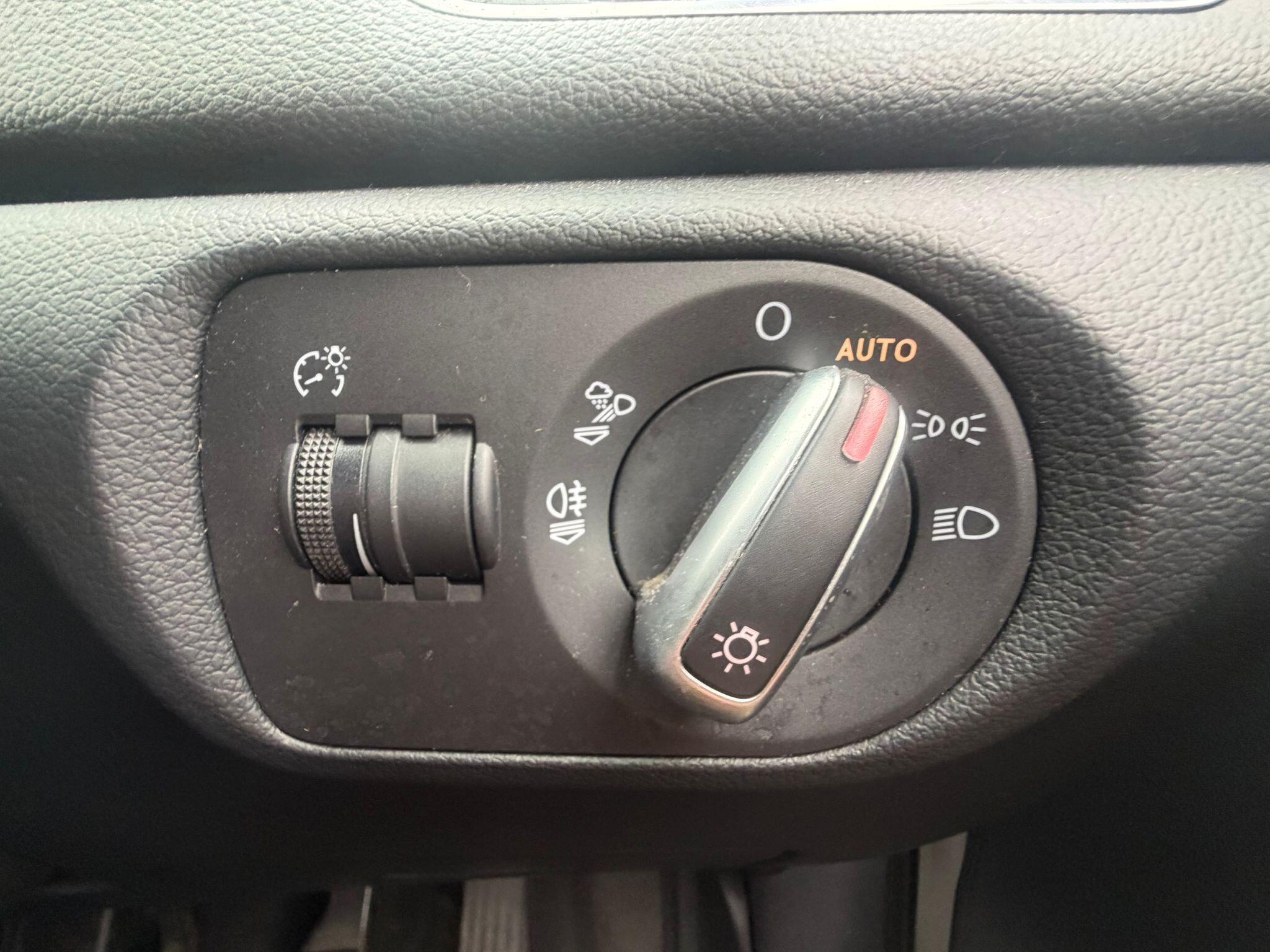 Audi Q3 view 21