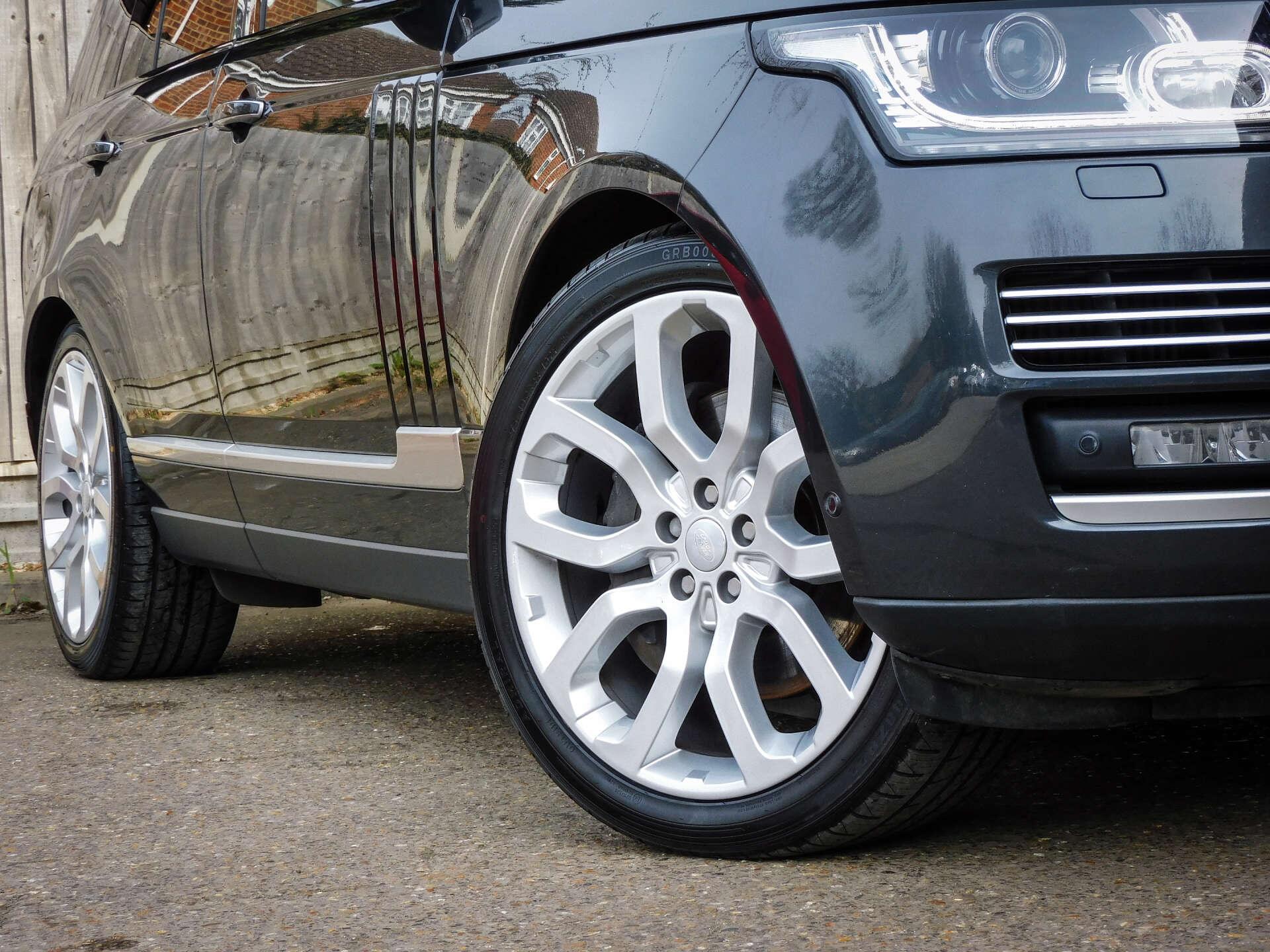 Land Rover Range Rover view 2