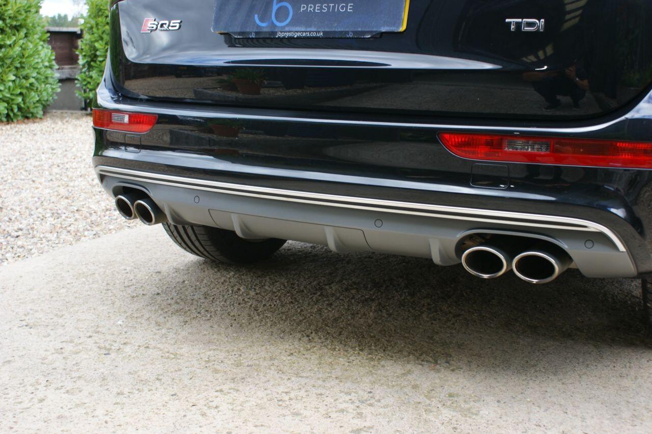 Audi SQ5 view 16