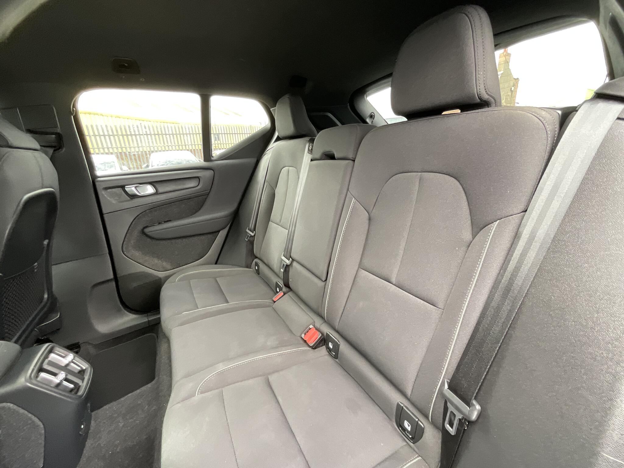 Volvo XC40 view 16