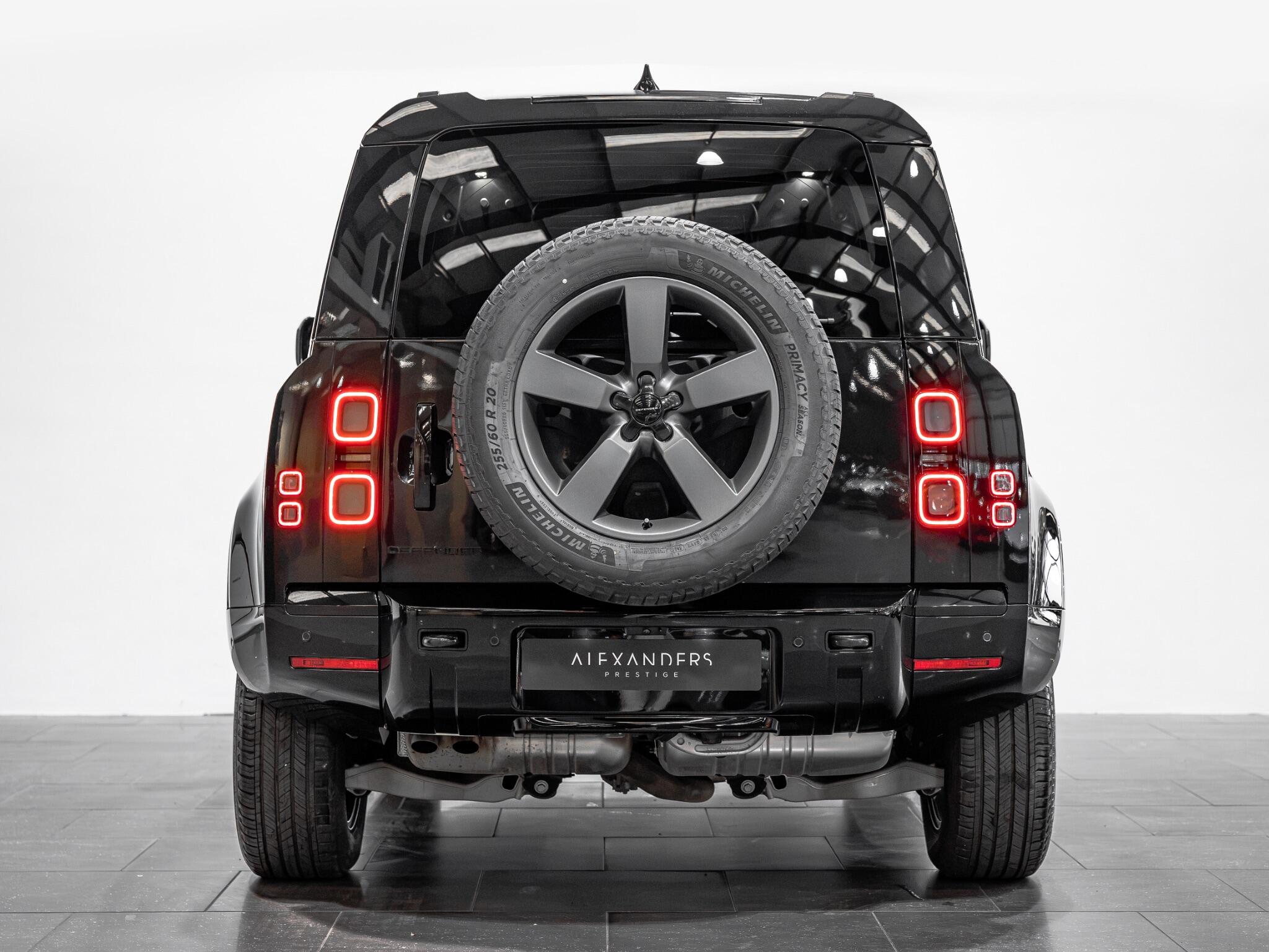 Land Rover Defender 90 view 11