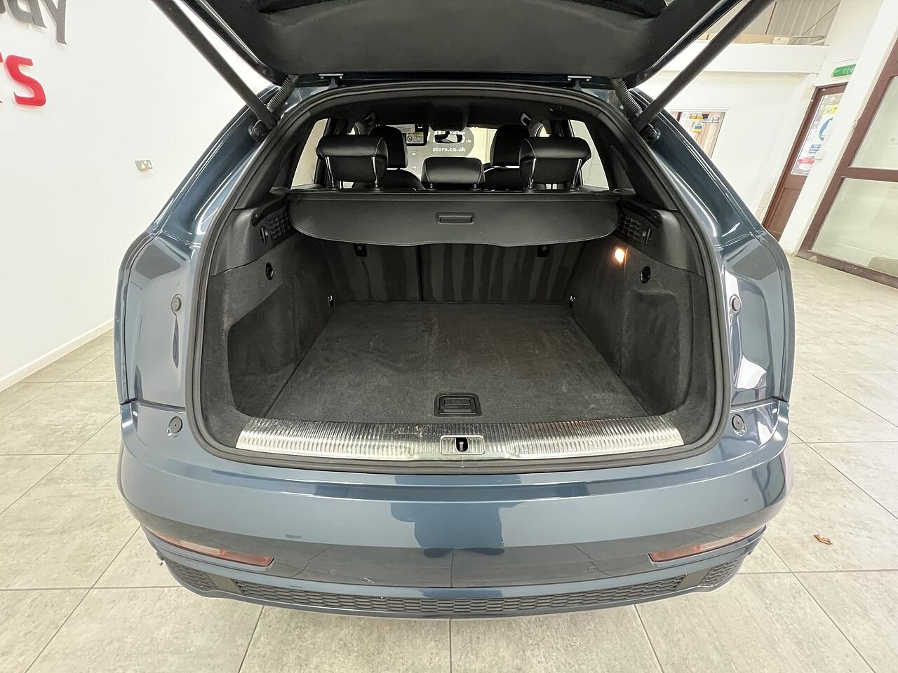 Audi Q3 view 16