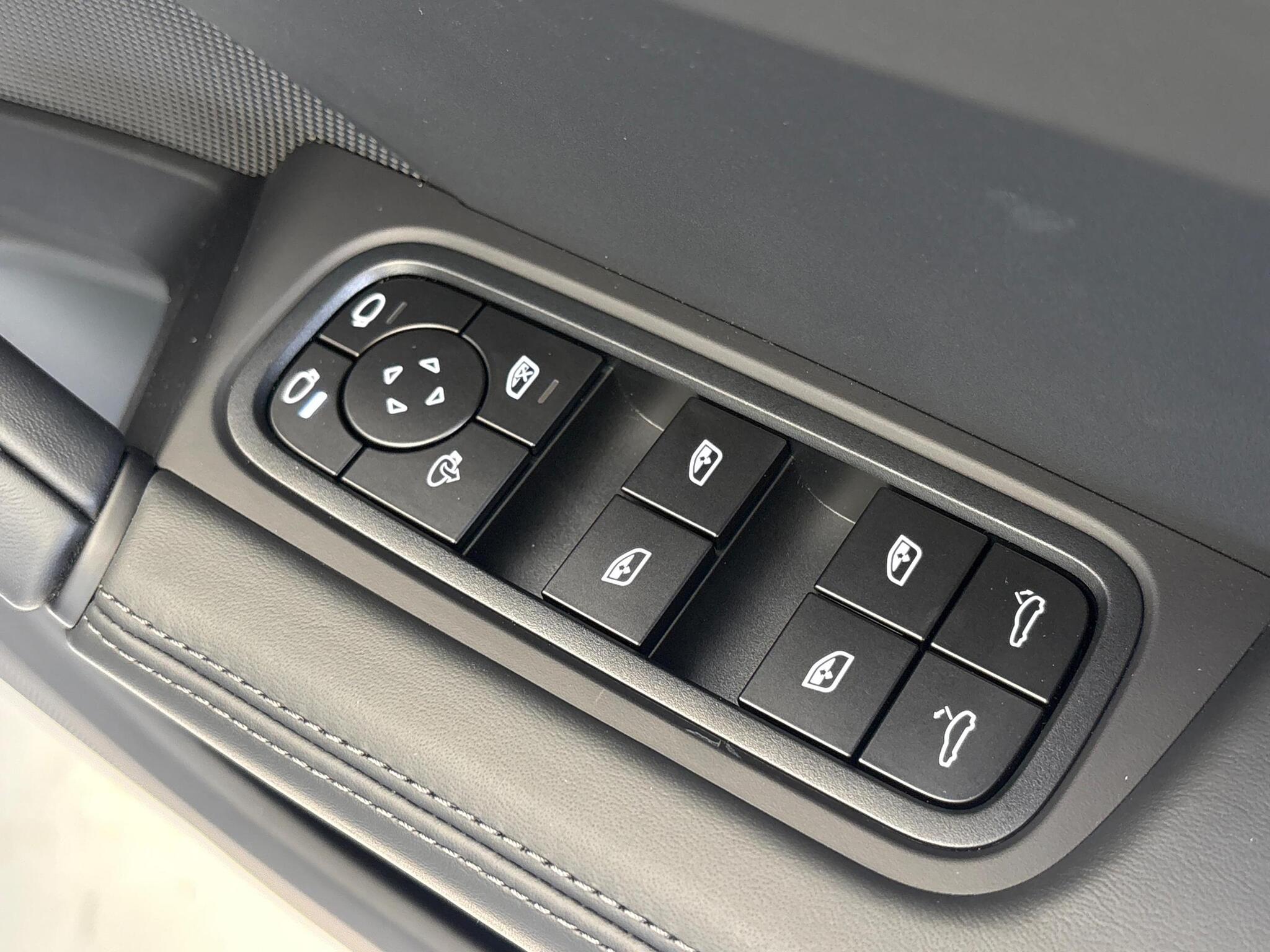 Porsche Cayenne view 36